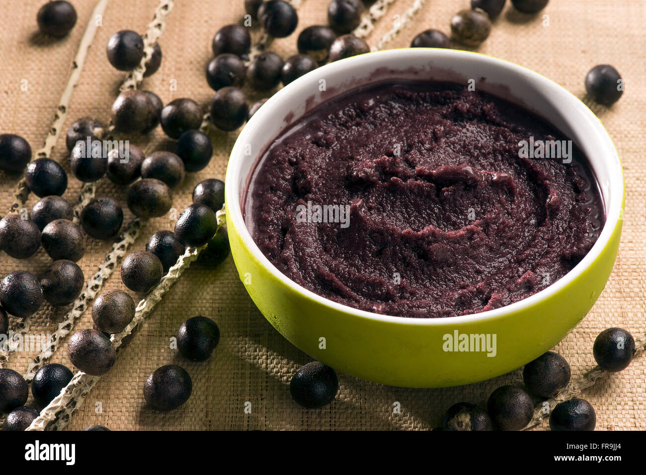 Acai frutto nella ciotola e la regione amazzonica Foto Stock