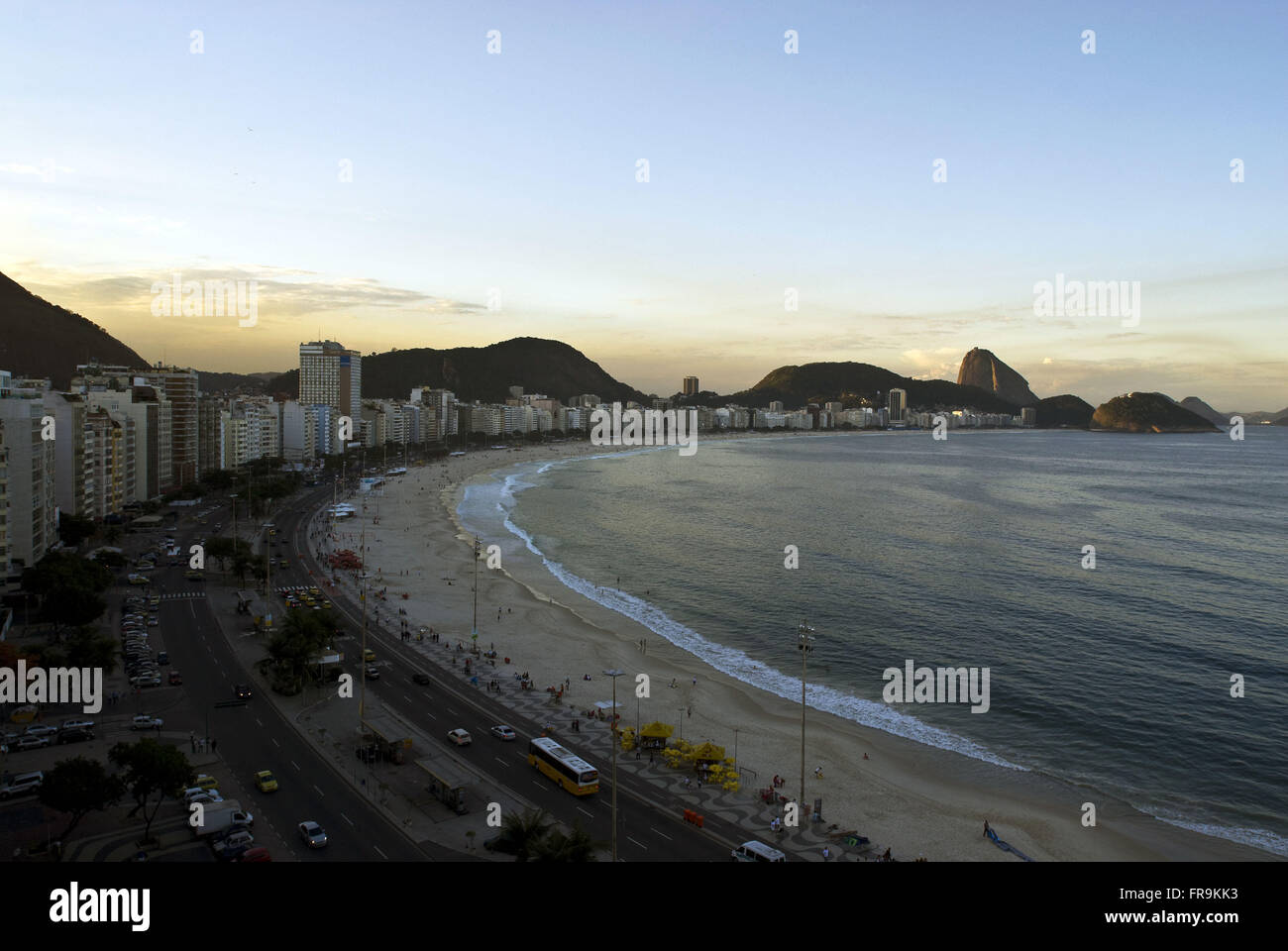 Spiaggia di Copacabana al tramonto - a sud della città di Rio de Janeiro Foto Stock