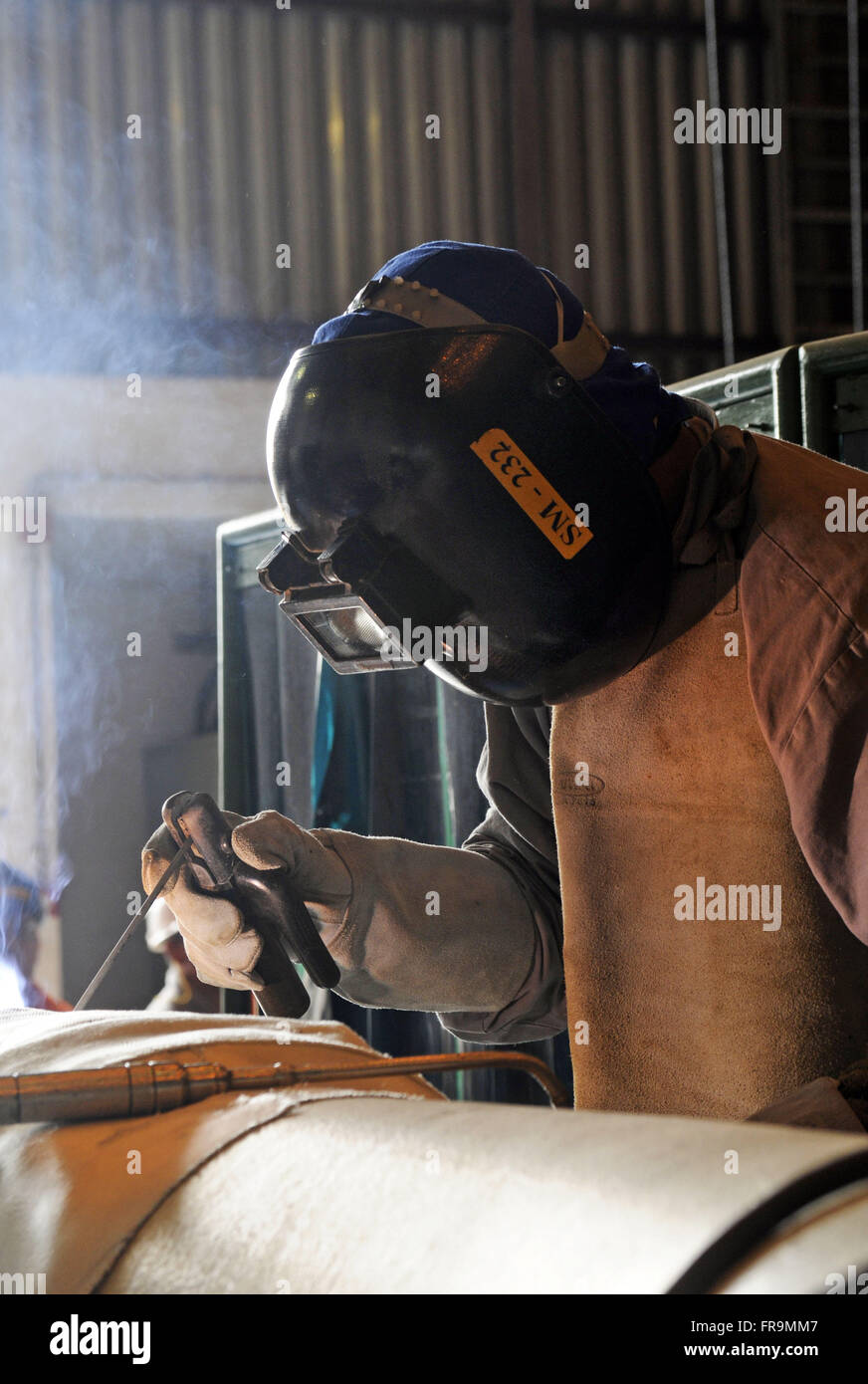 Saldatrice a lavorare nella industria metallurgica Foto Stock