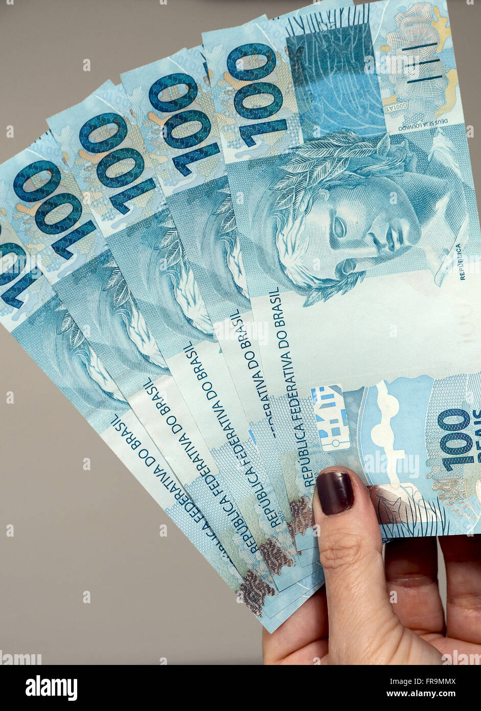 Mano che tiene un centinaio di dollari banconote Foto Stock