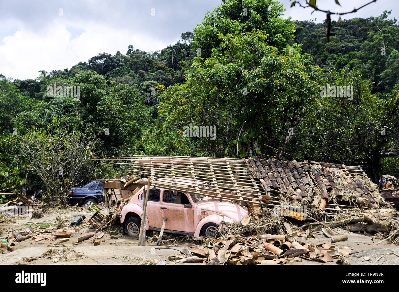Casa distrutta dalla frana piste - causati dalla pioggia Foto Stock