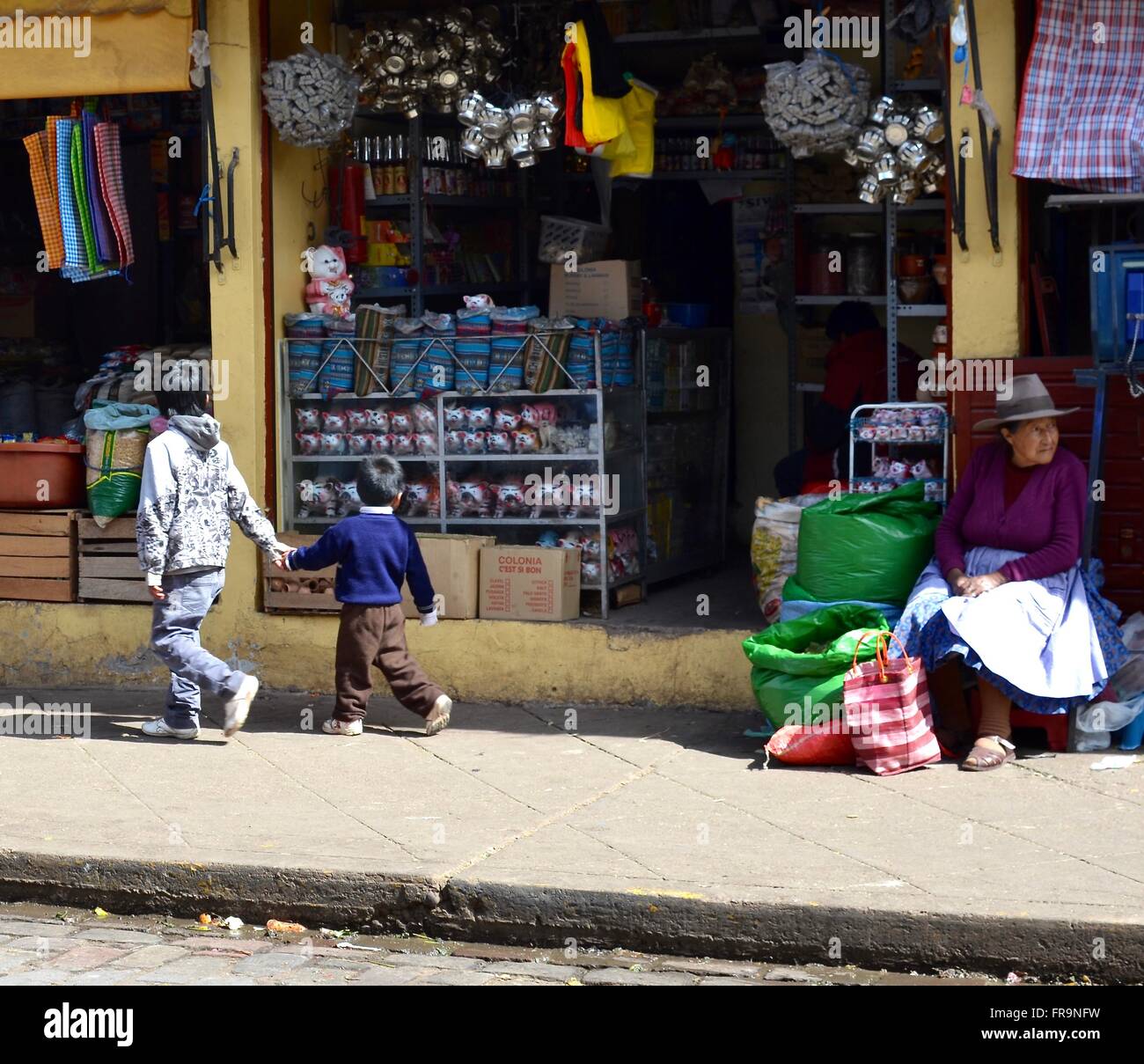 Ragazzi peruviano sulla strada Foto Stock