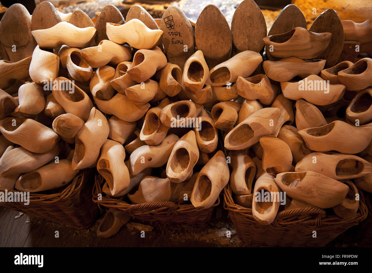 Cesti con i tradizionali zoccoli di legno in fabbrica artigianale nel villaggio di Zaanse Schans Foto Stock
