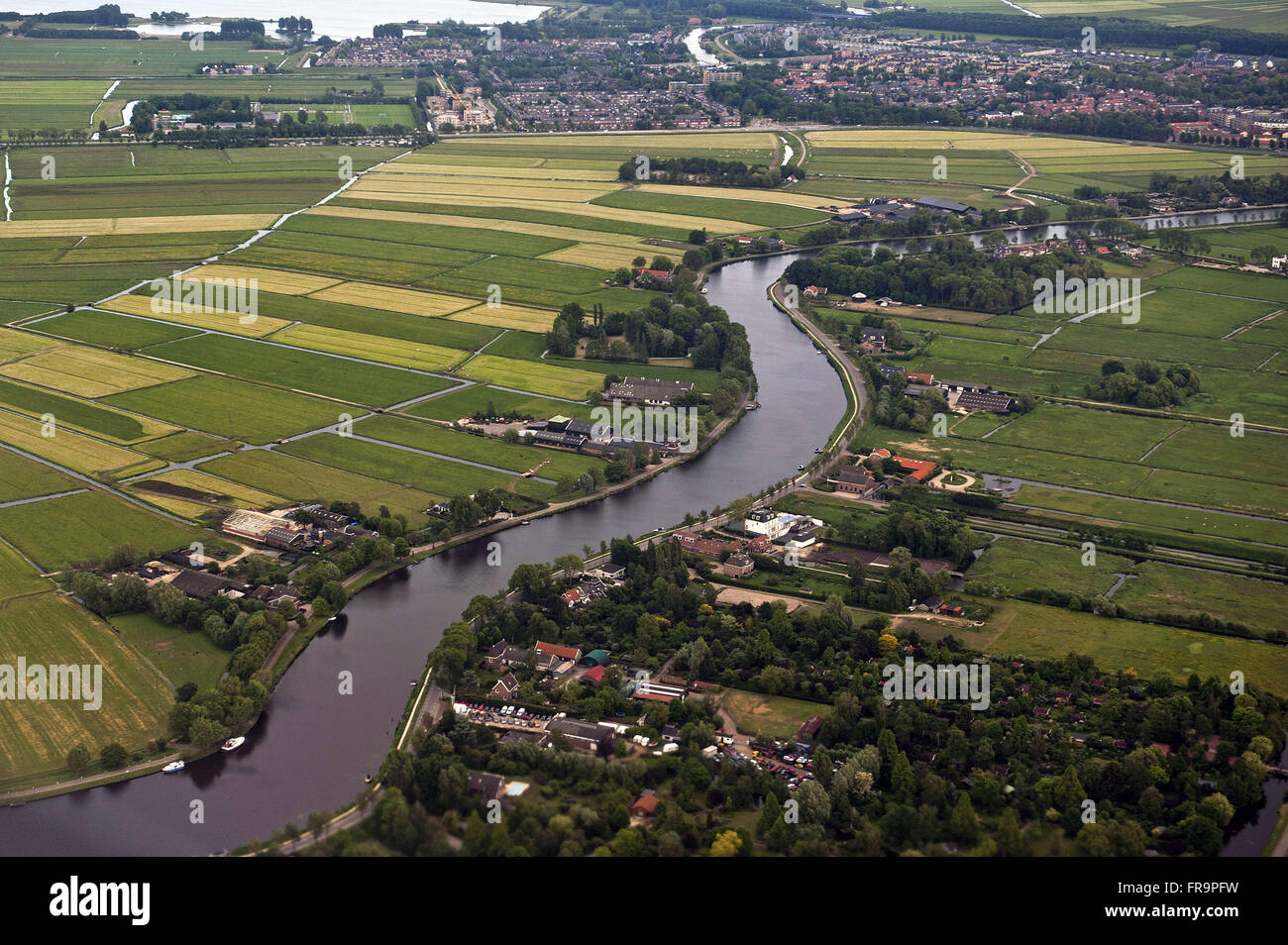 Vista superiore del canale e la superficie agricola nella periferia della città di Amsterdam Foto Stock