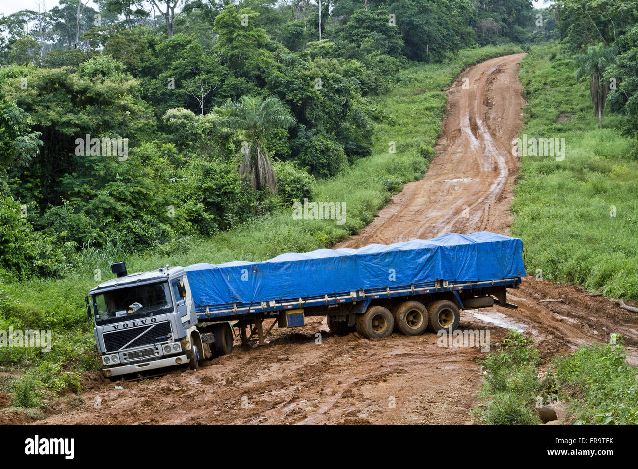 Veicolo bloccato cargo road vicino confine terrestre con il Mato Grosso Foto Stock
