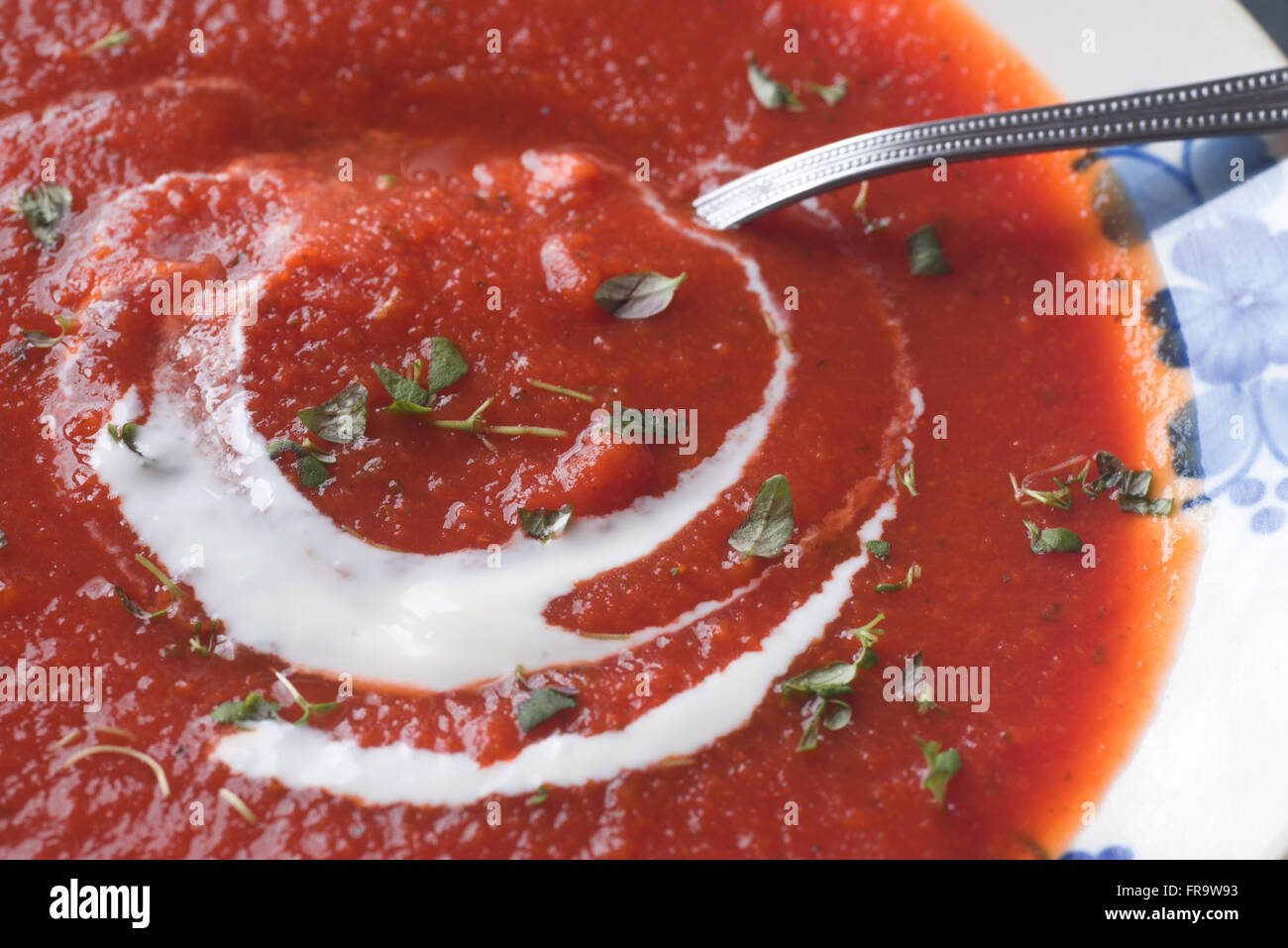 Primo piano alla piastra di zuppa di pomodoro Foto Stock