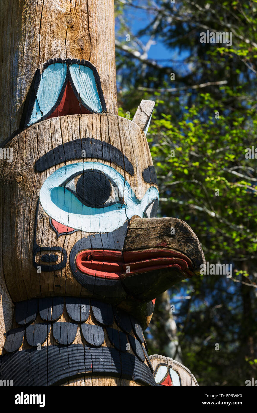 Dettaglio di un corvo figura scolpita in un totem, Totem Bight State Historical Park; Ketchikan, Alaska, STATI UNITI D'AMERICA Foto Stock