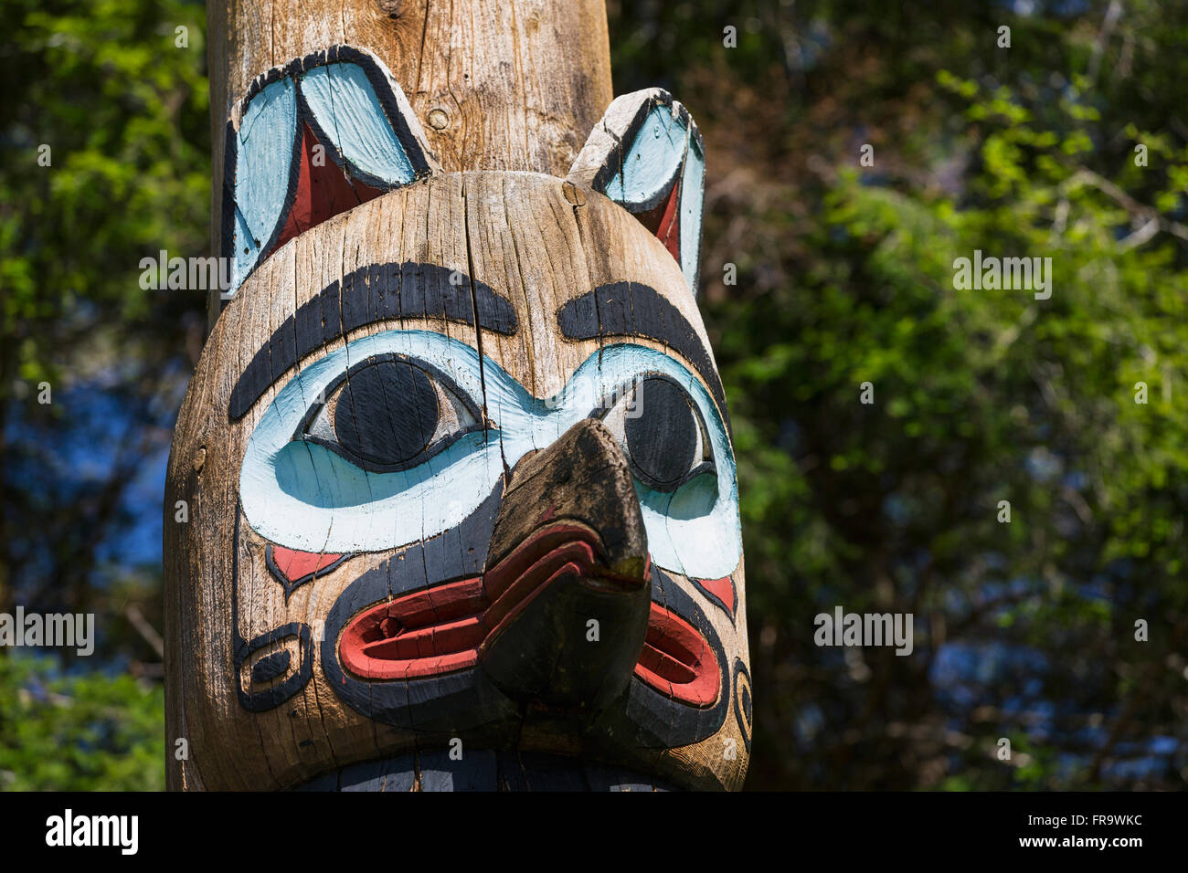 Dettaglio di un corvo figura scolpita in un totem, Totem Bight State Historical Park, Ketchikan, a sud-est di Alaska, STATI UNITI D'AMERICA, molla Foto Stock