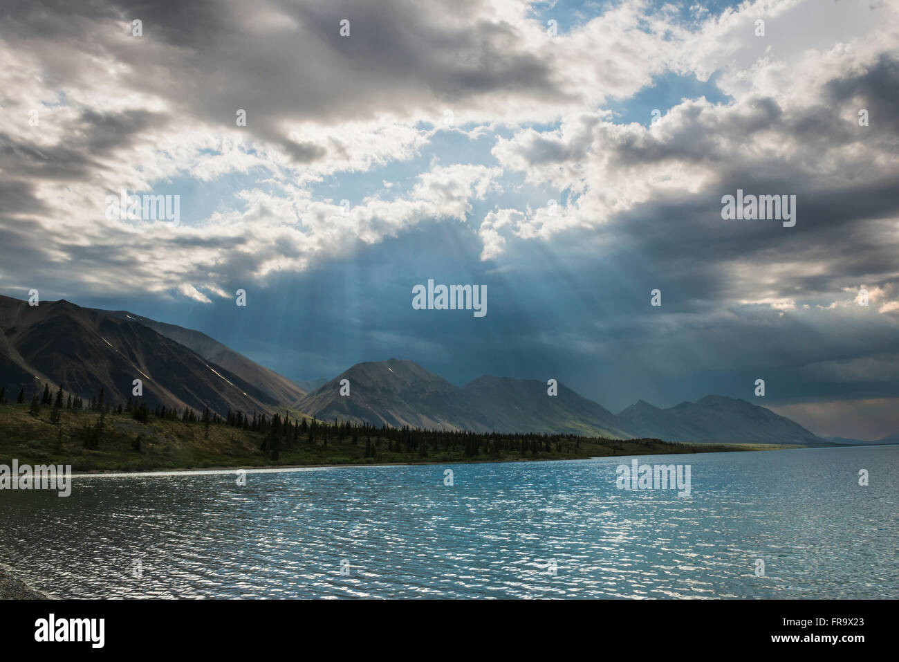 Pomeriggio brilla di luce attraverso una nube in seguito ad una tempesta su abbassare Twin Lago Lago Clark National Park & Preserve. Foto Stock