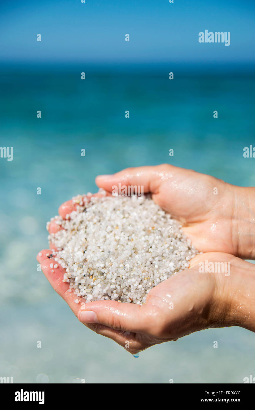 Granelli di quarzo in Mari Ermi spiaggia, conosciuta anche come la spiaggia dei chicchi di riso; Oristano, Sardegna, Italia Foto Stock