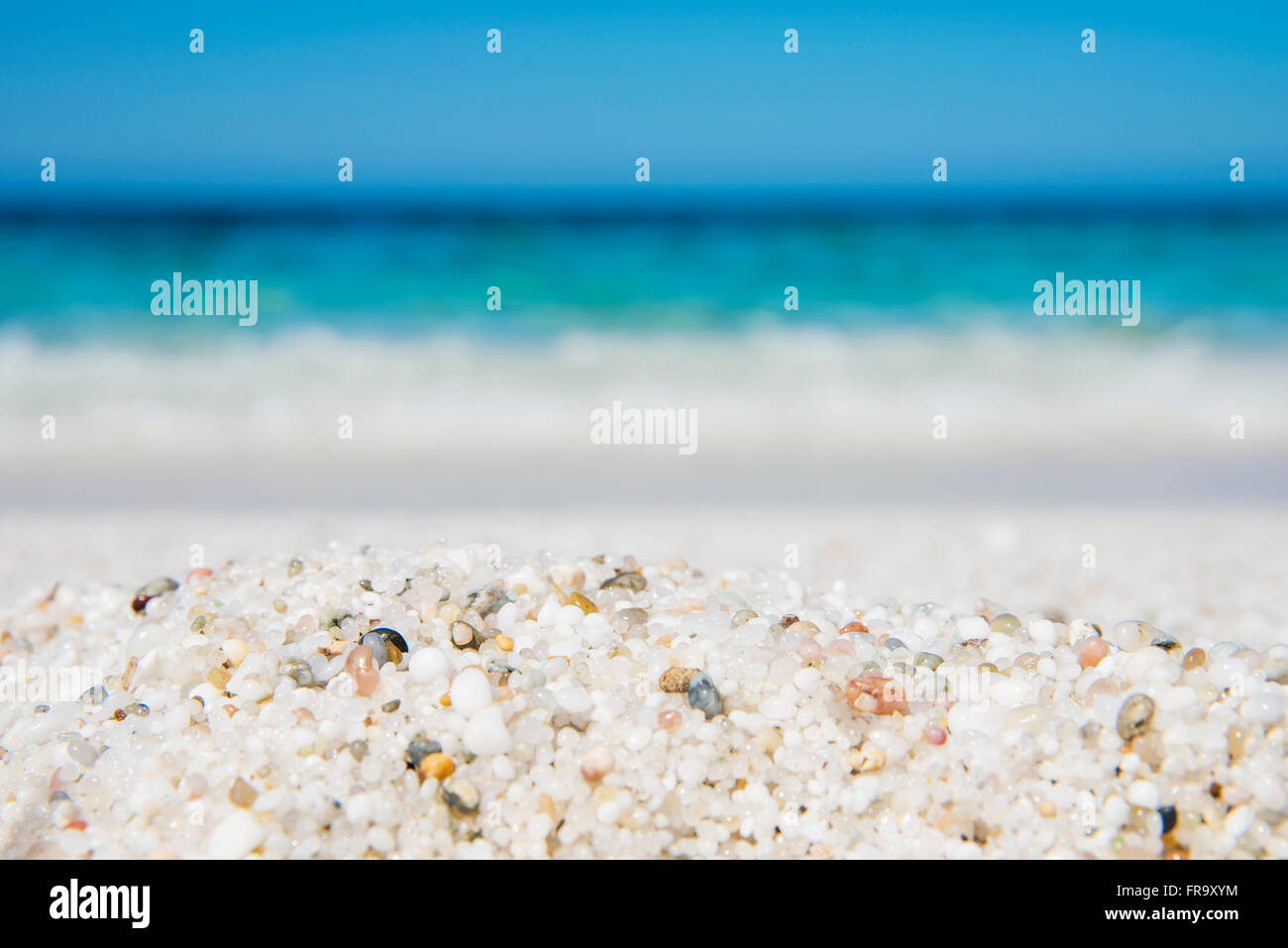 Granelli di quarzo di Is Arutas spiaggia, conosciuta anche come la spiaggia dei chicchi di riso; Oristano, Sardegna, Italia Foto Stock