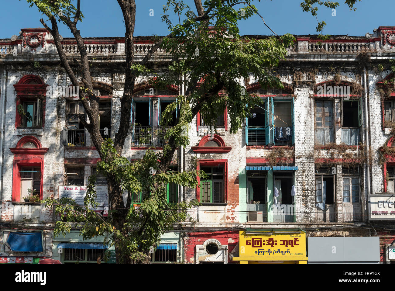 Era Coloniale edificio nel centro di Yangon (Rangoon), Birmania (Myanmar) Foto Stock