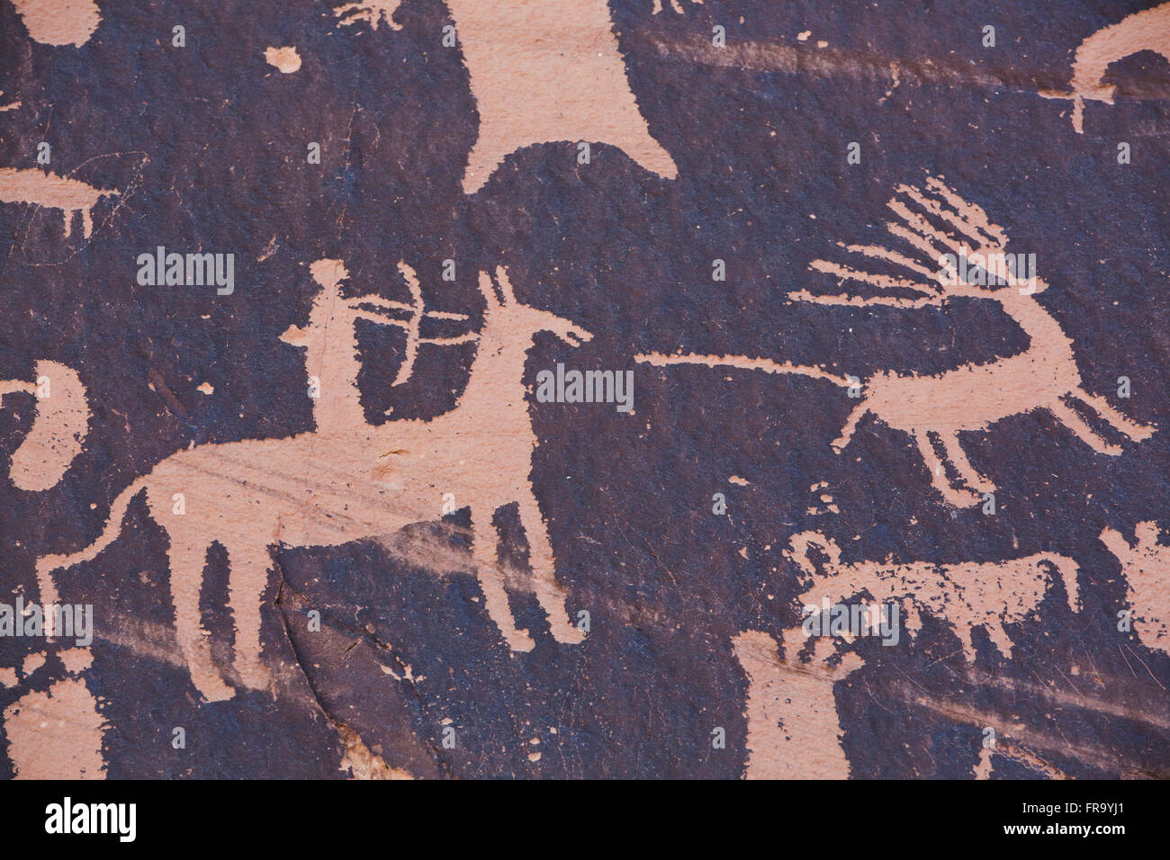 Newspaper Rock Petroglyph, inciso nella roccia da circa 700 BC attraverso 1300 annuncio, a sud di Moab; Utah, Stati Uniti d'America Foto Stock