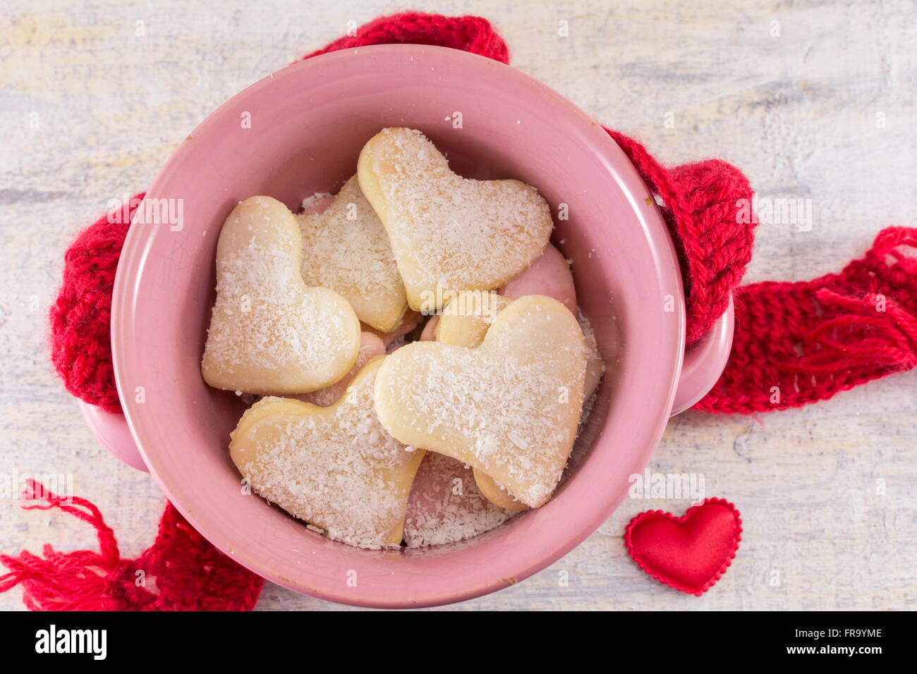 A forma di cuore biscotti in una ciotola rosa Foto Stock