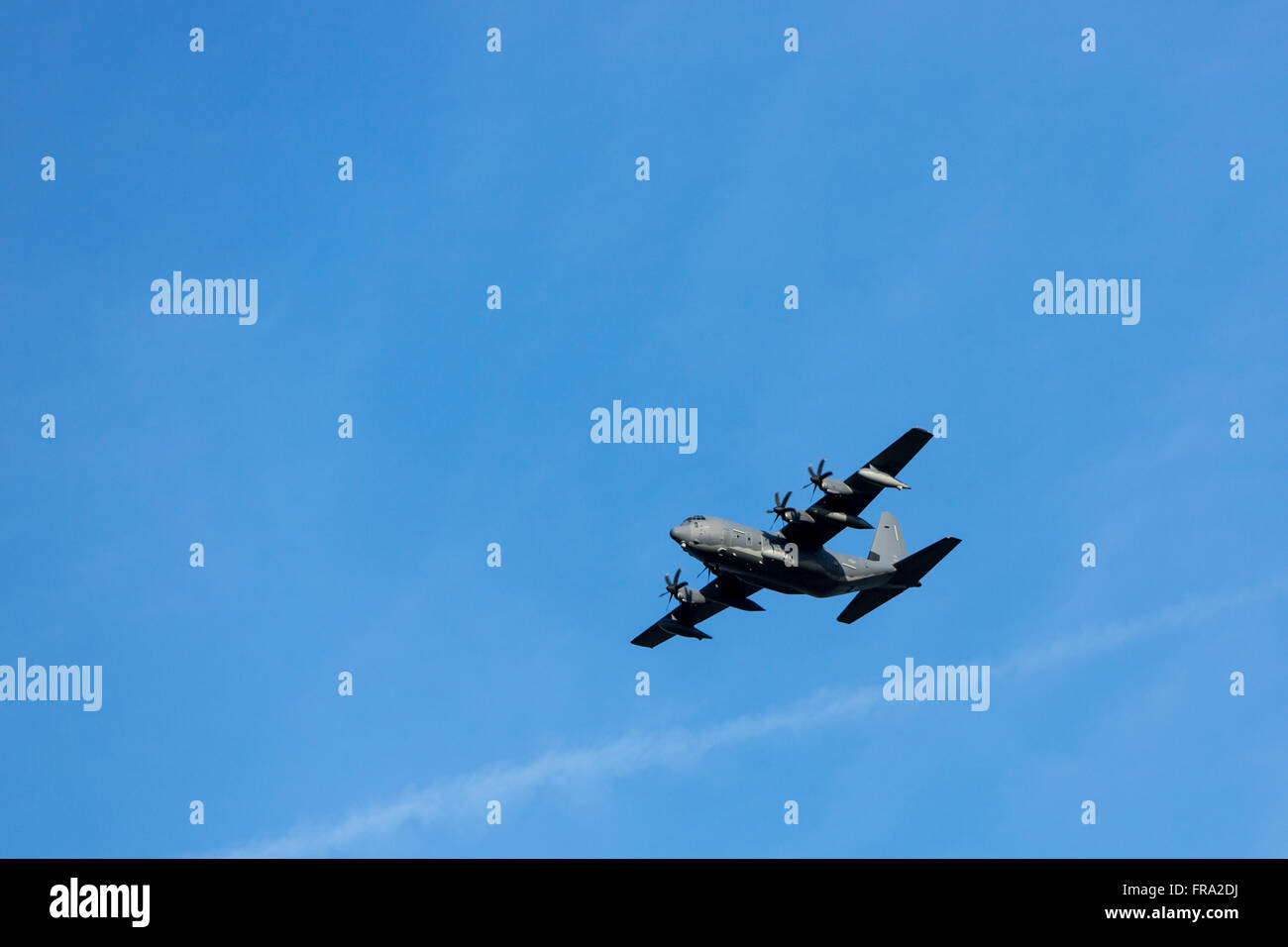 Lockheed C-130 Hercules in cielo blu Foto Stock