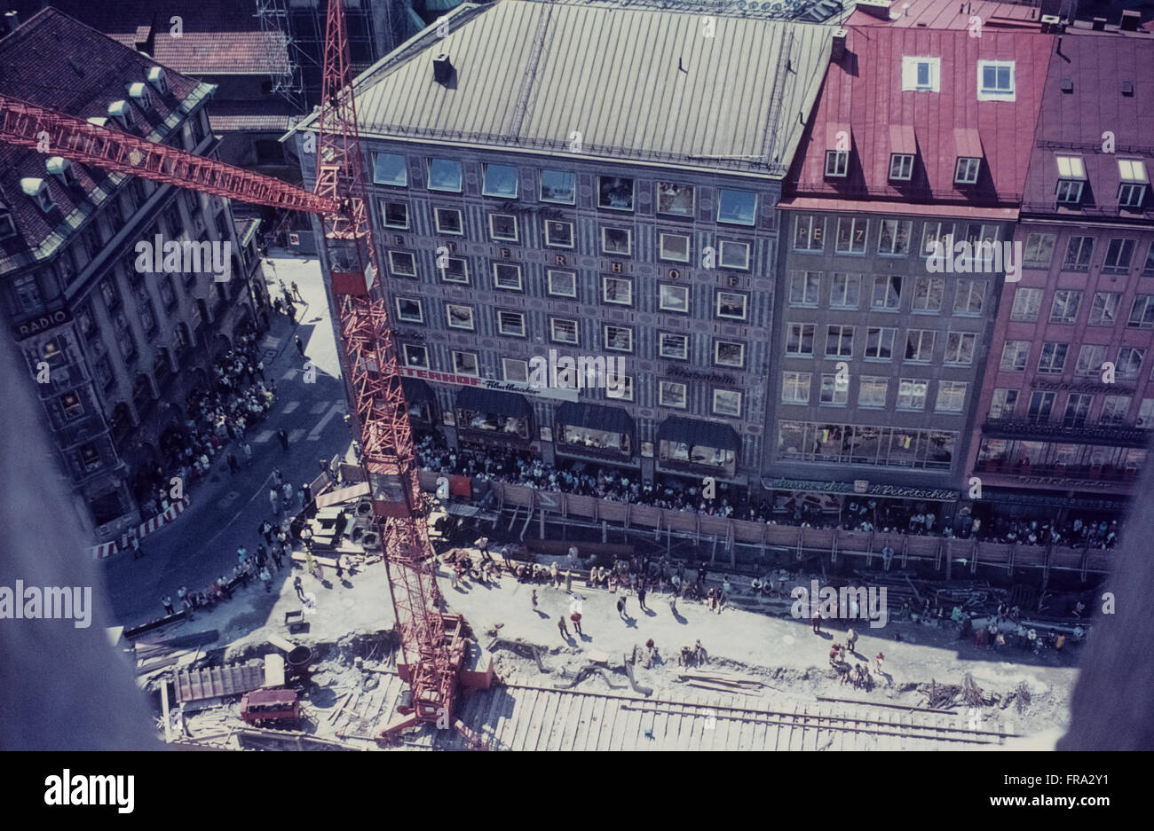 Blick vom Rathausturm auf den Münchner Marienplatz während der Umbauzeit uccelli vista di Monaco di Baviera Marienplatz durante la fase di costruzione Foto Stock