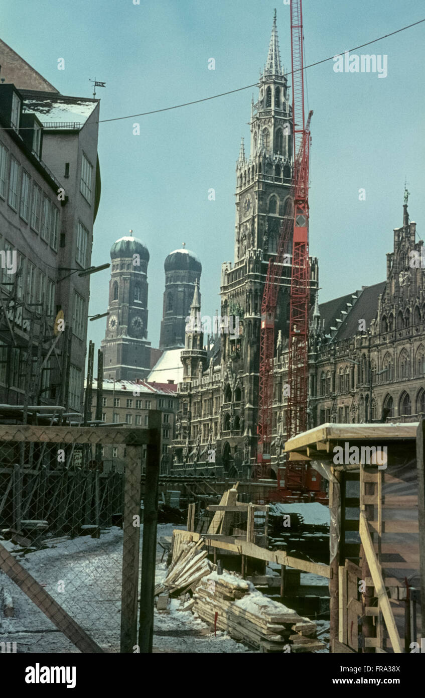 Der Münchner Marienplatz während der Bauzeit für die Münchner S-Bahn Marienplatz di Monaco di Baviera in costruzione negli anni settanta Foto Stock