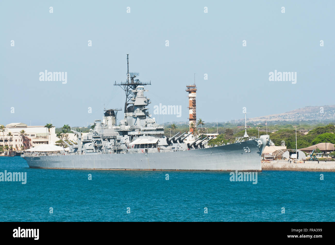 Vista la USS Missouri (BB-63) dall'acqua nel porto di perla; Oahu, Hawaii, Stati Uniti d'America Foto Stock