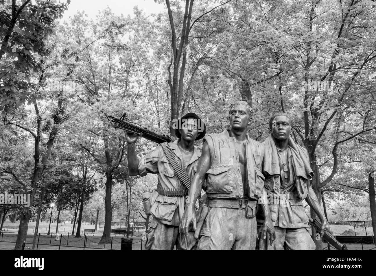 Infrarossi immagine in bianco e nero della statua di tre soldati presso il Memoriale dei Veterani del Vietnam a Washington DC, Stati Uniti d'America Foto Stock