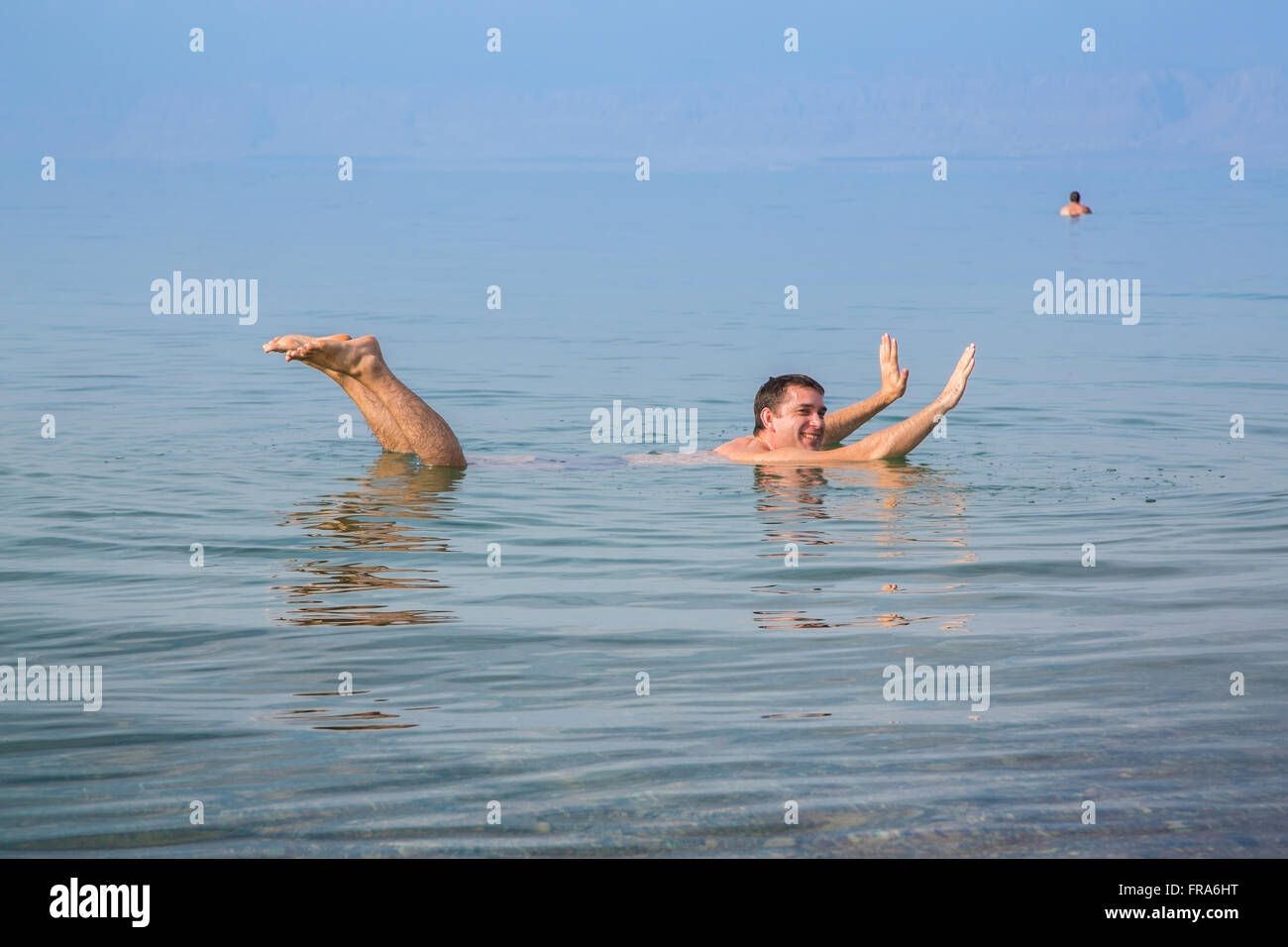 L'uomo le sciocchezze intorno al Mar Morto, Giordania Foto Stock