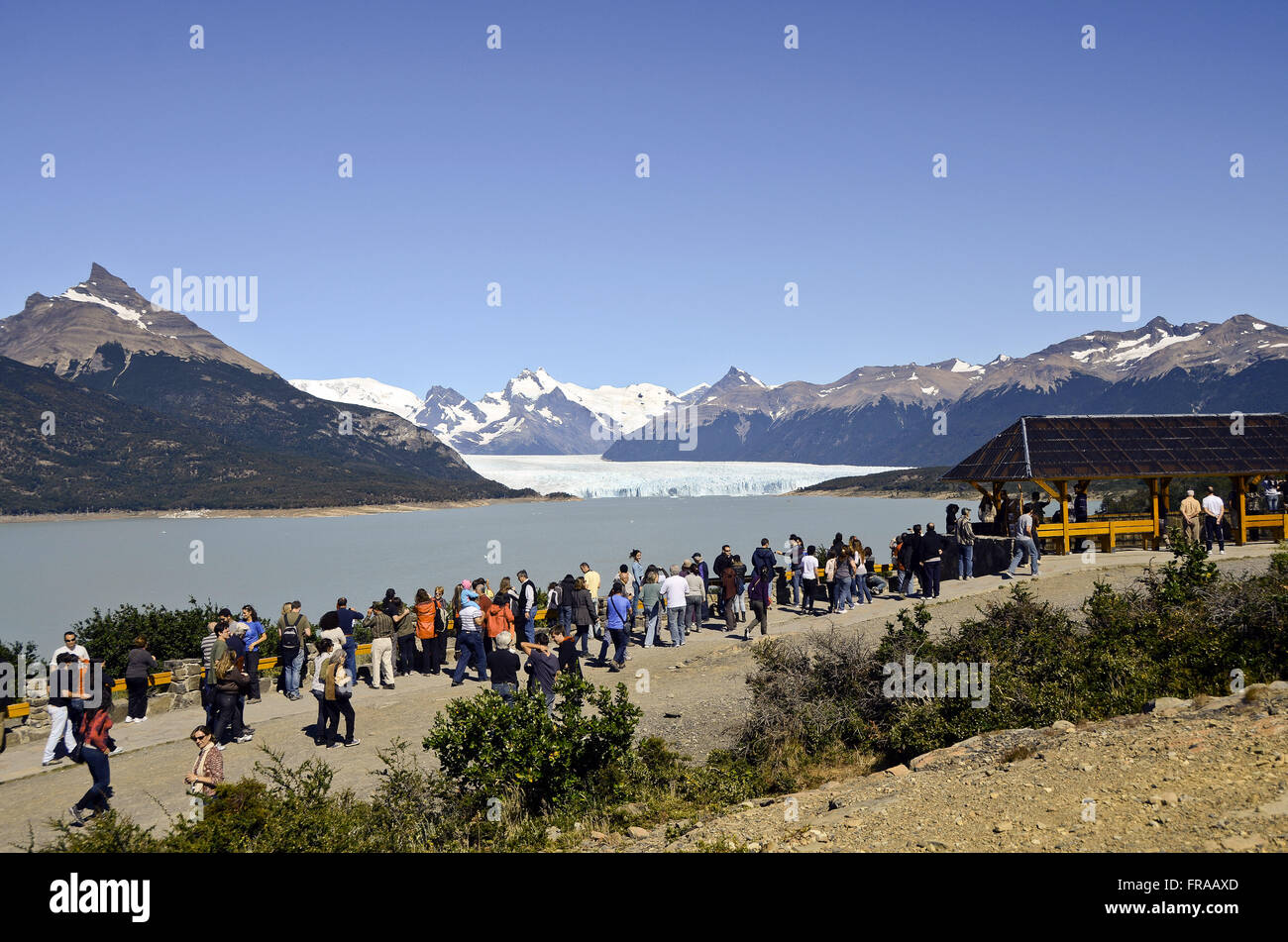 Ai turisti di ammirare il panorama del Lago Argentino per il Ghiacciaio Perito Moreno in background Foto Stock