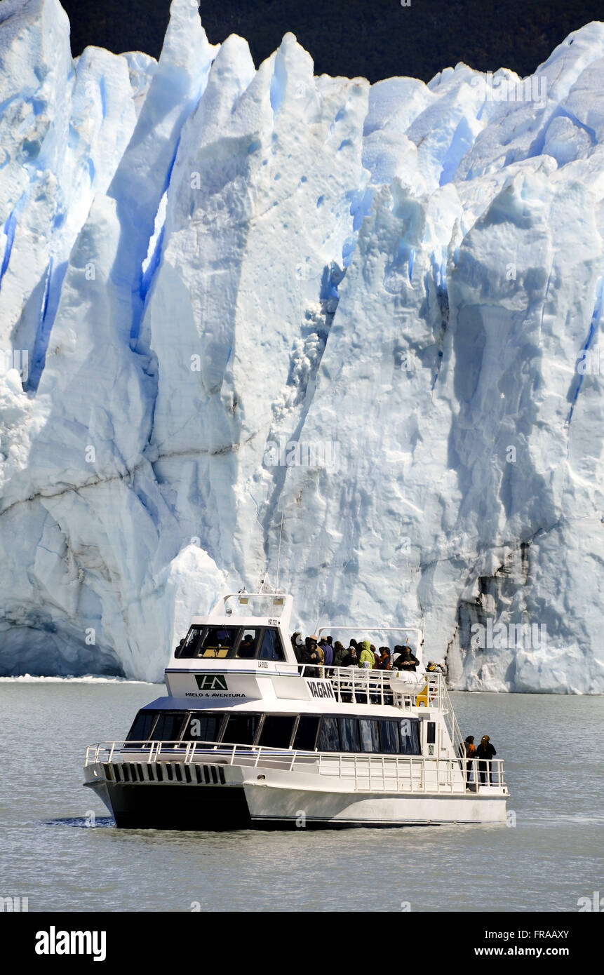 Imbarcazione turistica accanto al lato sud del Ghiacciaio Perito Moreno - Parque Nacional Los Glaciares Foto Stock