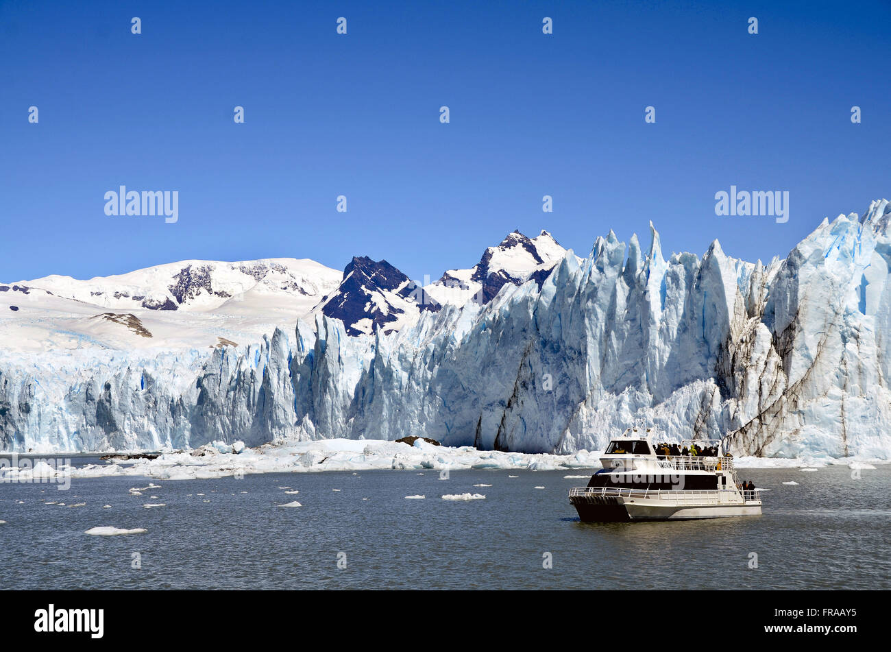 Imbarcazione turistica accanto al lato sud del Ghiacciaio Perito Moreno - Parque Nacional Los Glaciares Foto Stock