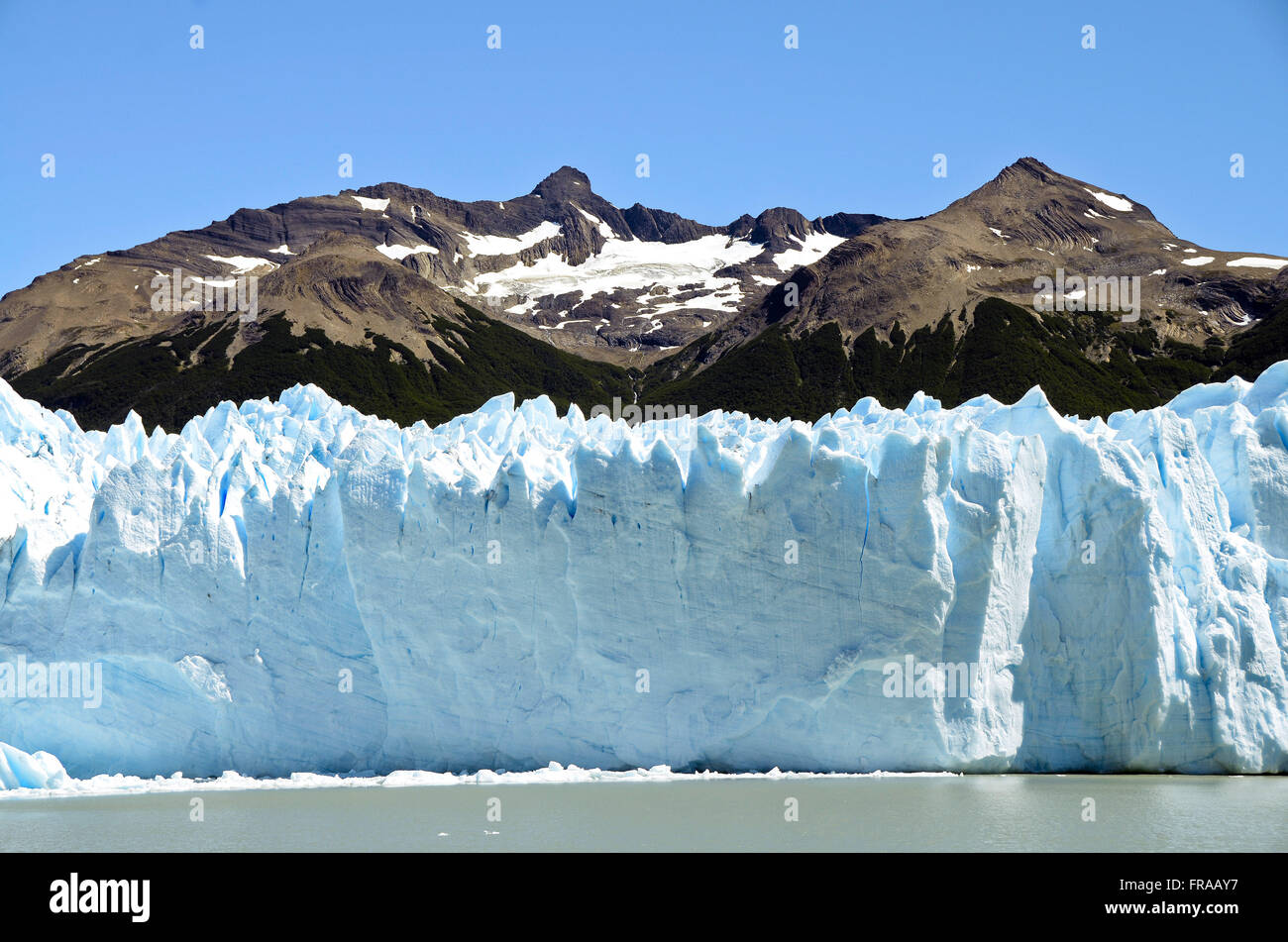Paesaggio del lato sud del Ghiacciaio Perito Moreno in background - Parque Nacional Los Glaciares Foto Stock