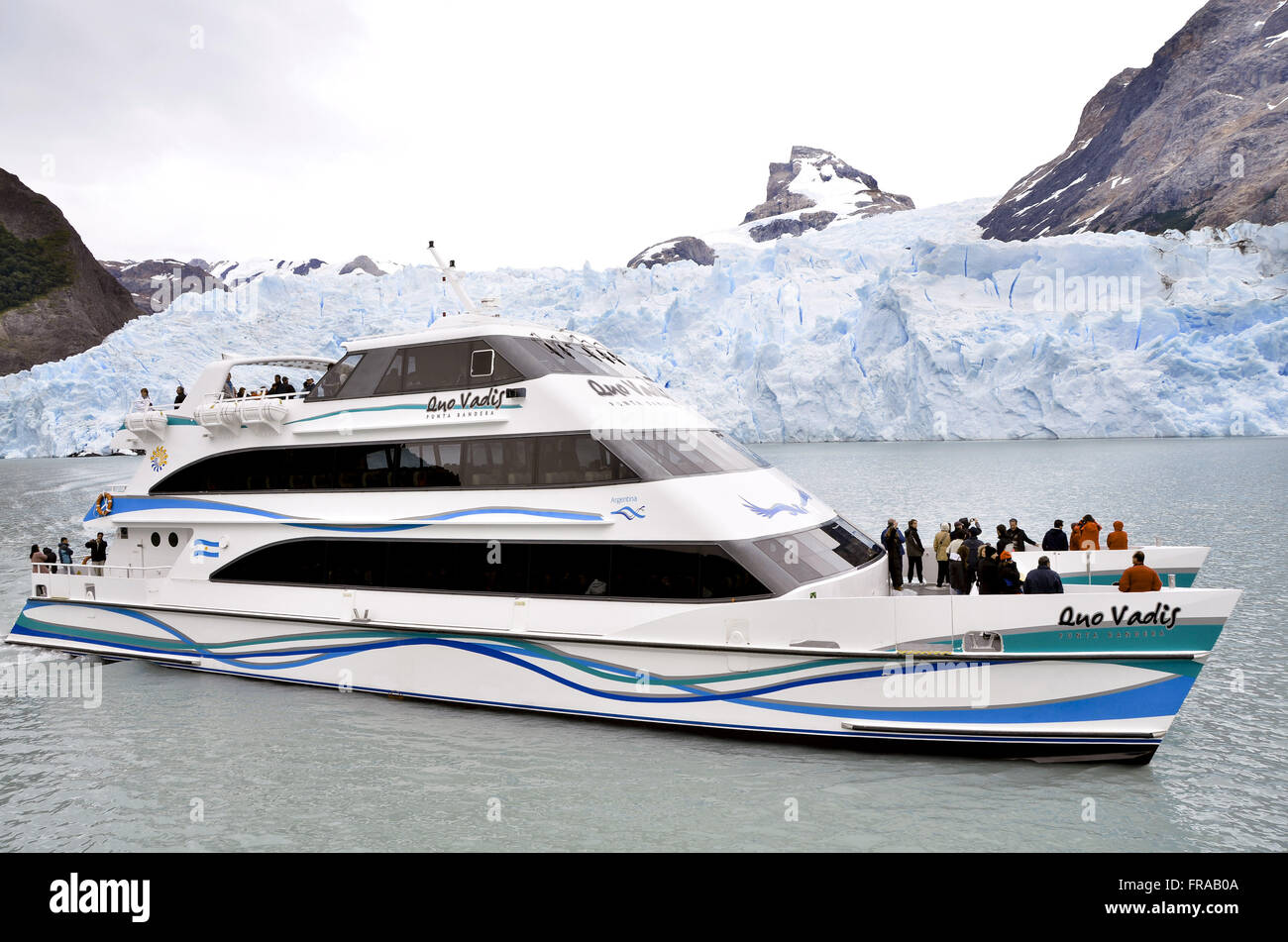 I turisti a guardare il ghiacciaio Spegazzini tour in barca sul Lago Argentino Foto Stock