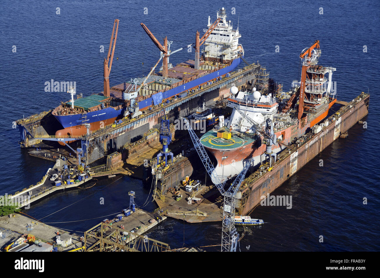 Vista aerea della nave mercantile e rimorchiatore agganciato per riparazioni in un cantiere navale - Baia Guanabara Foto Stock