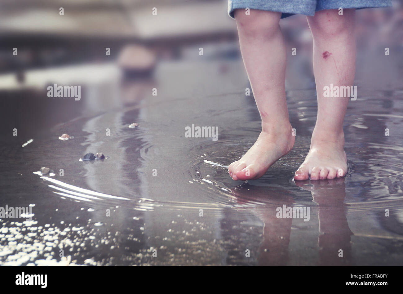 Rainy day Puddle Jumping Foto Stock