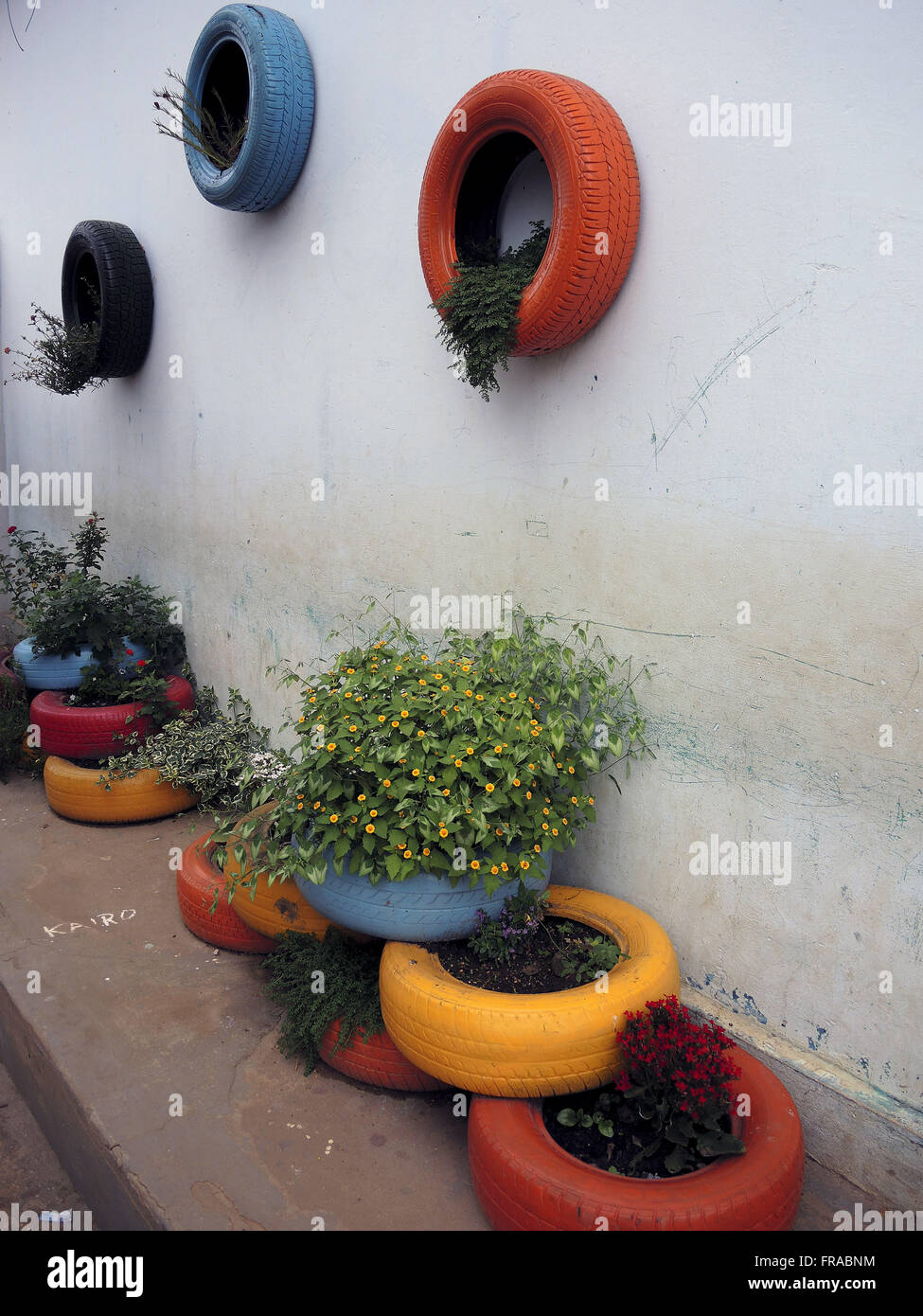 Giardino e realizzato di materiale riciclabile in scuole pubbliche Foto Stock