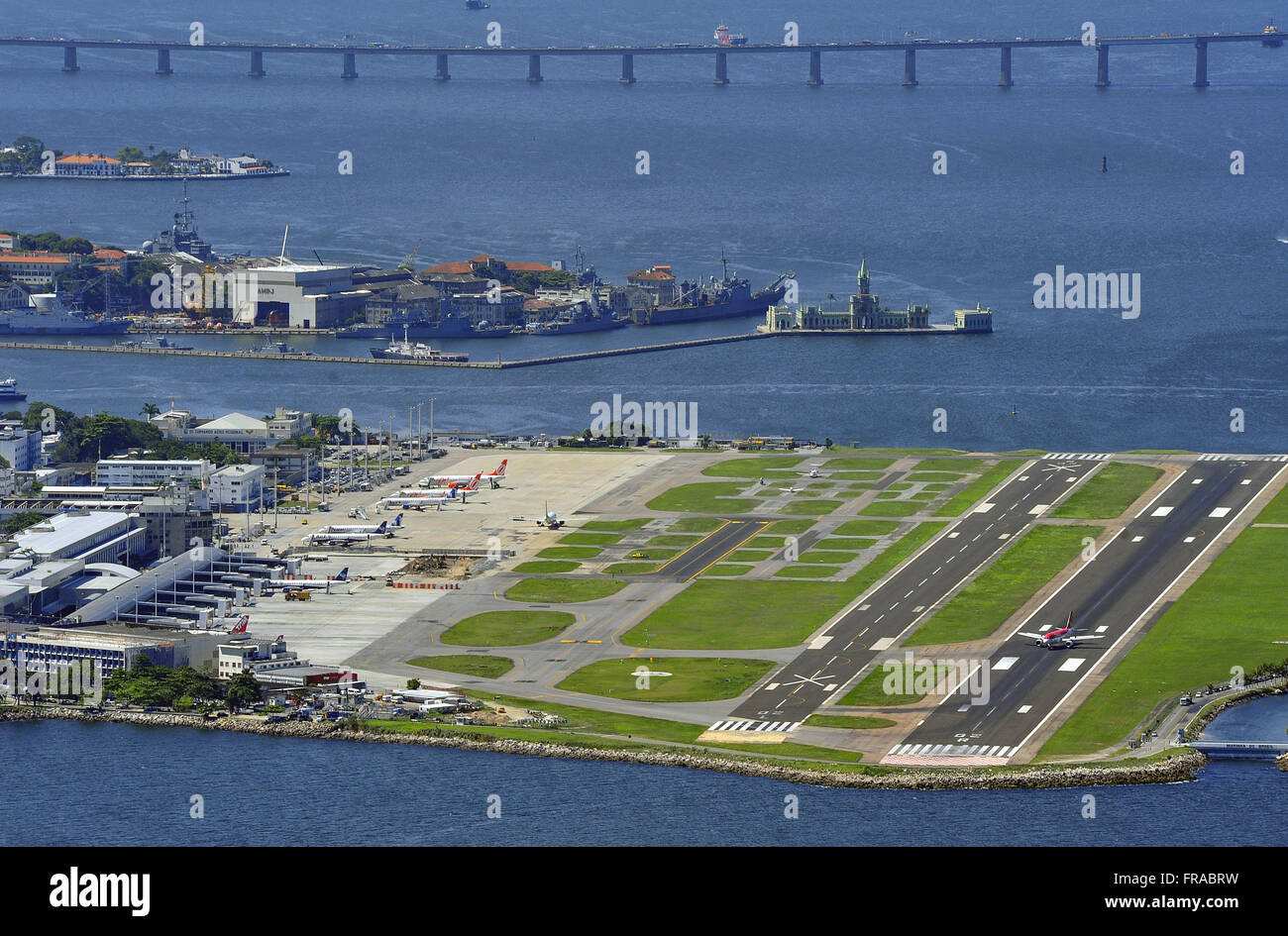 L'aeroporto Santos Dumont in Ponte Rio-Niteroi in background Foto Stock