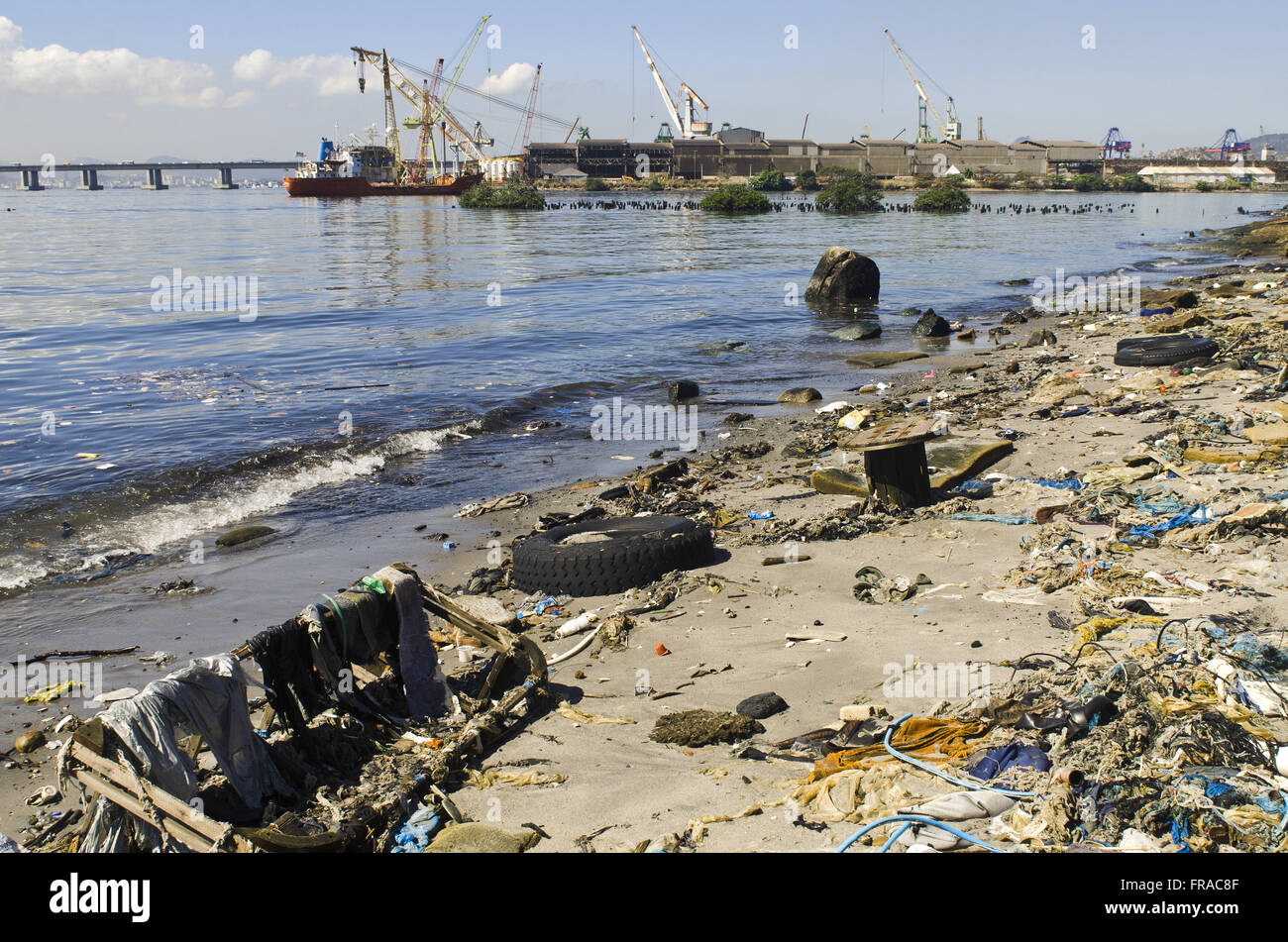 Island Foundation - - a nord della capitale nel inquinato Guanabara Bay Beach Foto Stock