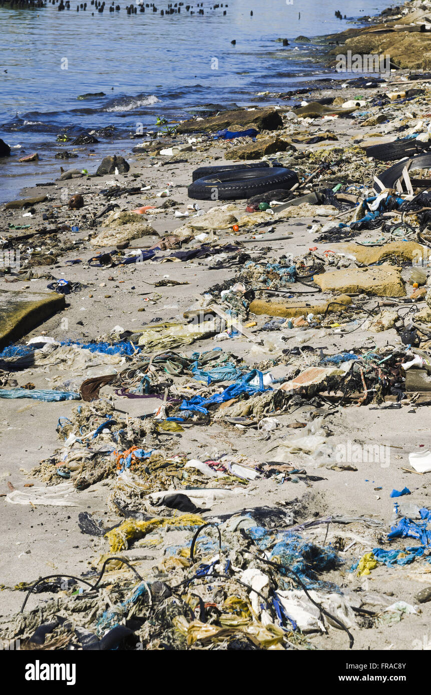 Island Foundation - - a nord della capitale nel inquinato Guanabara Bay Beach Foto Stock