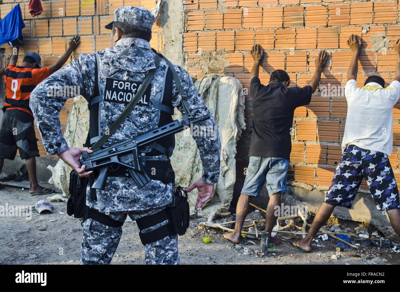 Il raid della polizia in città baraccopoli Foto Stock