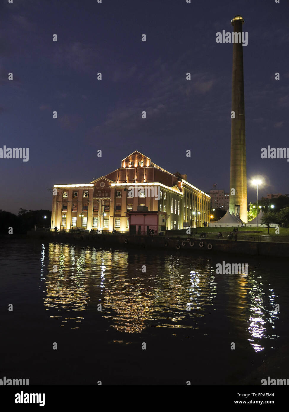 Vista del Mulino Centro Culturale Gasometro al crepuscolo Foto Stock