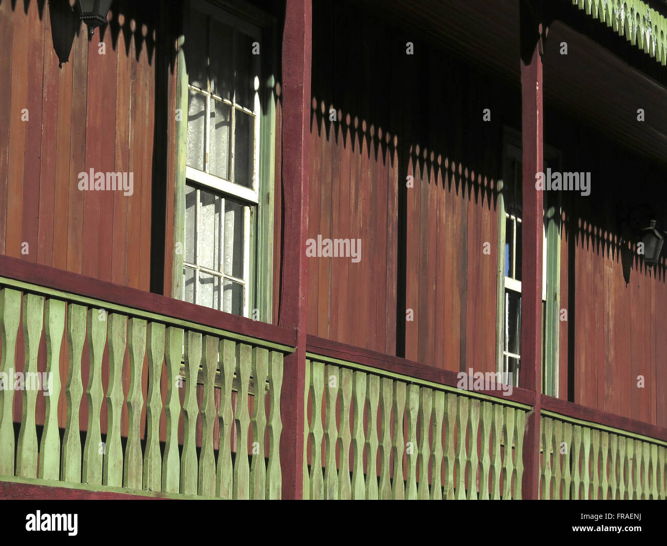 Balcone in legno casa eaves e ombra Foto Stock