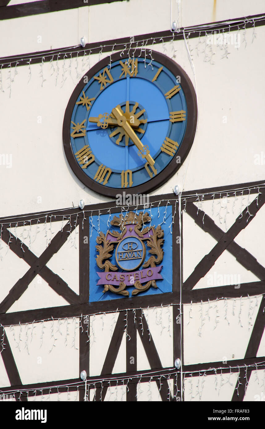 Dettaglio di un orologio sulla facciata di edificio in stile Tudor stile di architettura Foto Stock