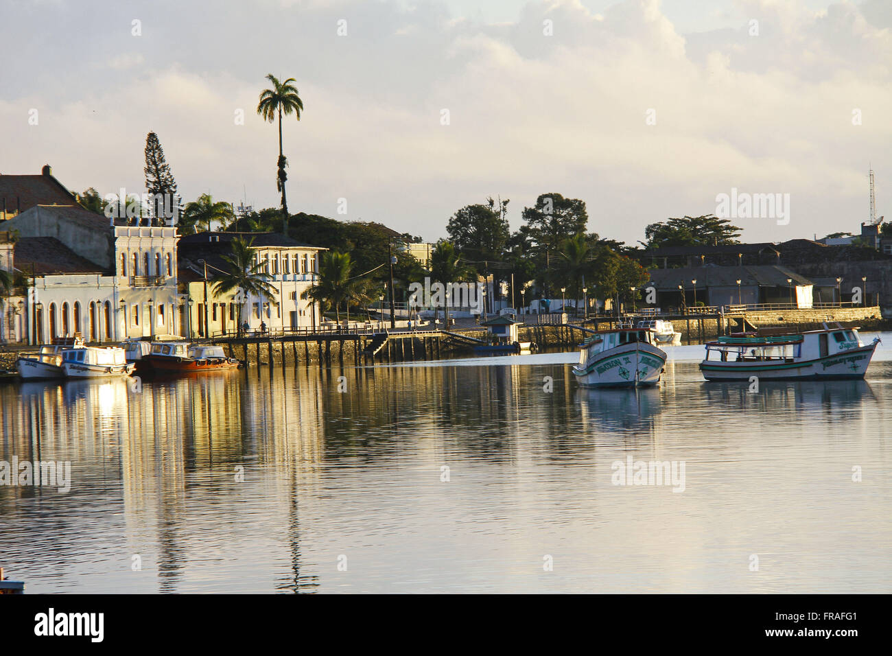 Barche ormeggiate sul bordo del centro storico della città Foto Stock