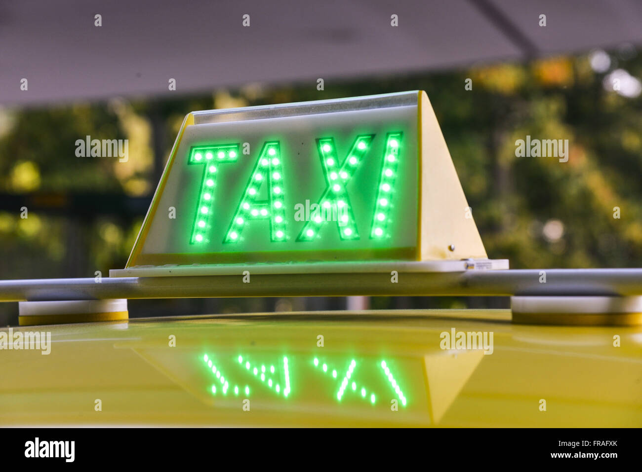 Dettaglio del segno LED taxi elettrico Foto Stock