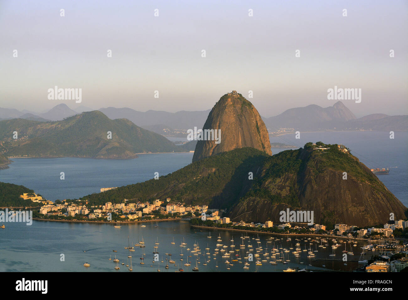 Cove di Botafogo nella baia di Guanabara, Morro do Pao de Acucar e Morro da Urca al crepuscolo Foto Stock