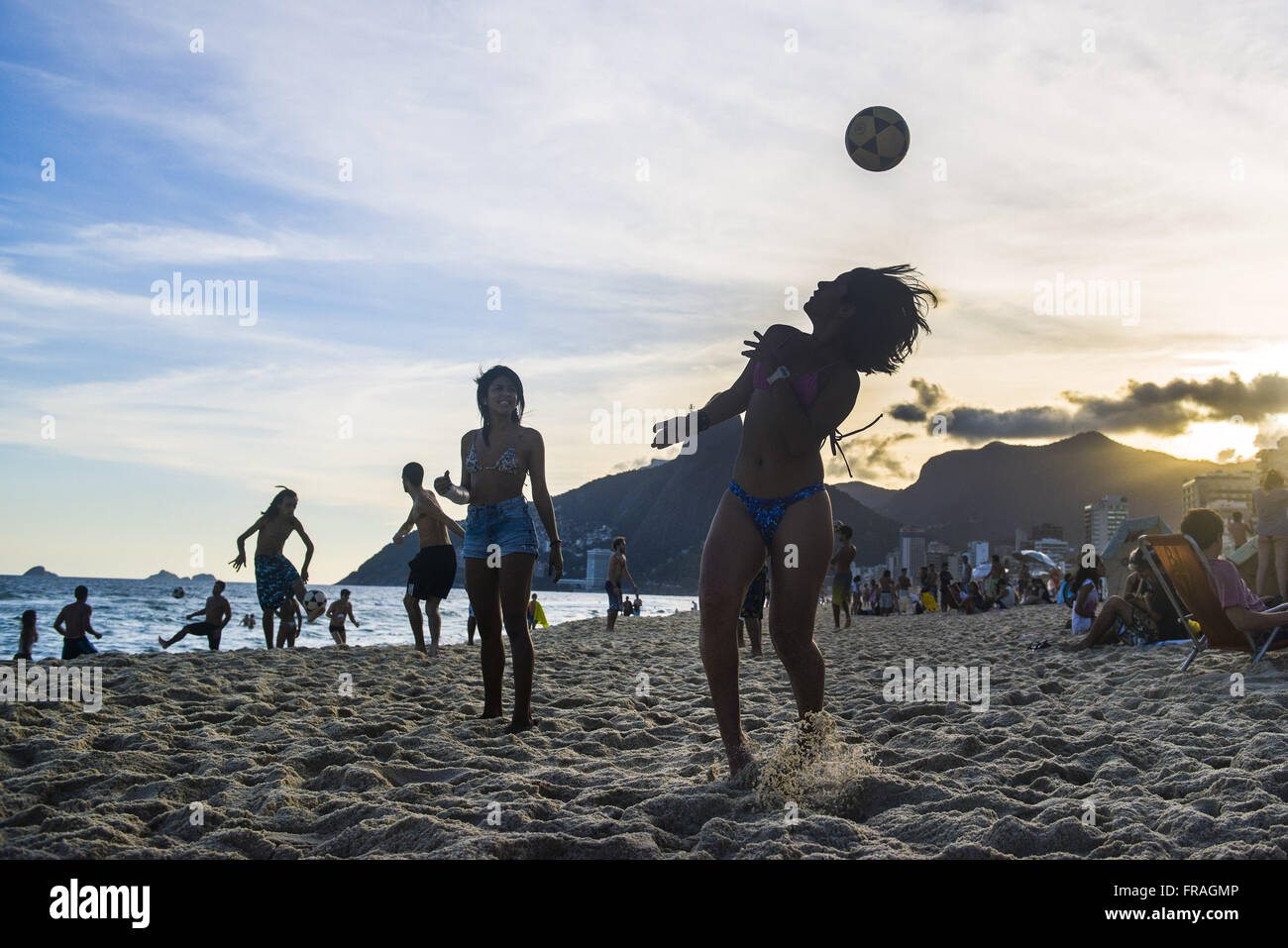 I bagnanti che giocano a calcio sulla spiaggia di Ipanema - sud della città Foto Stock