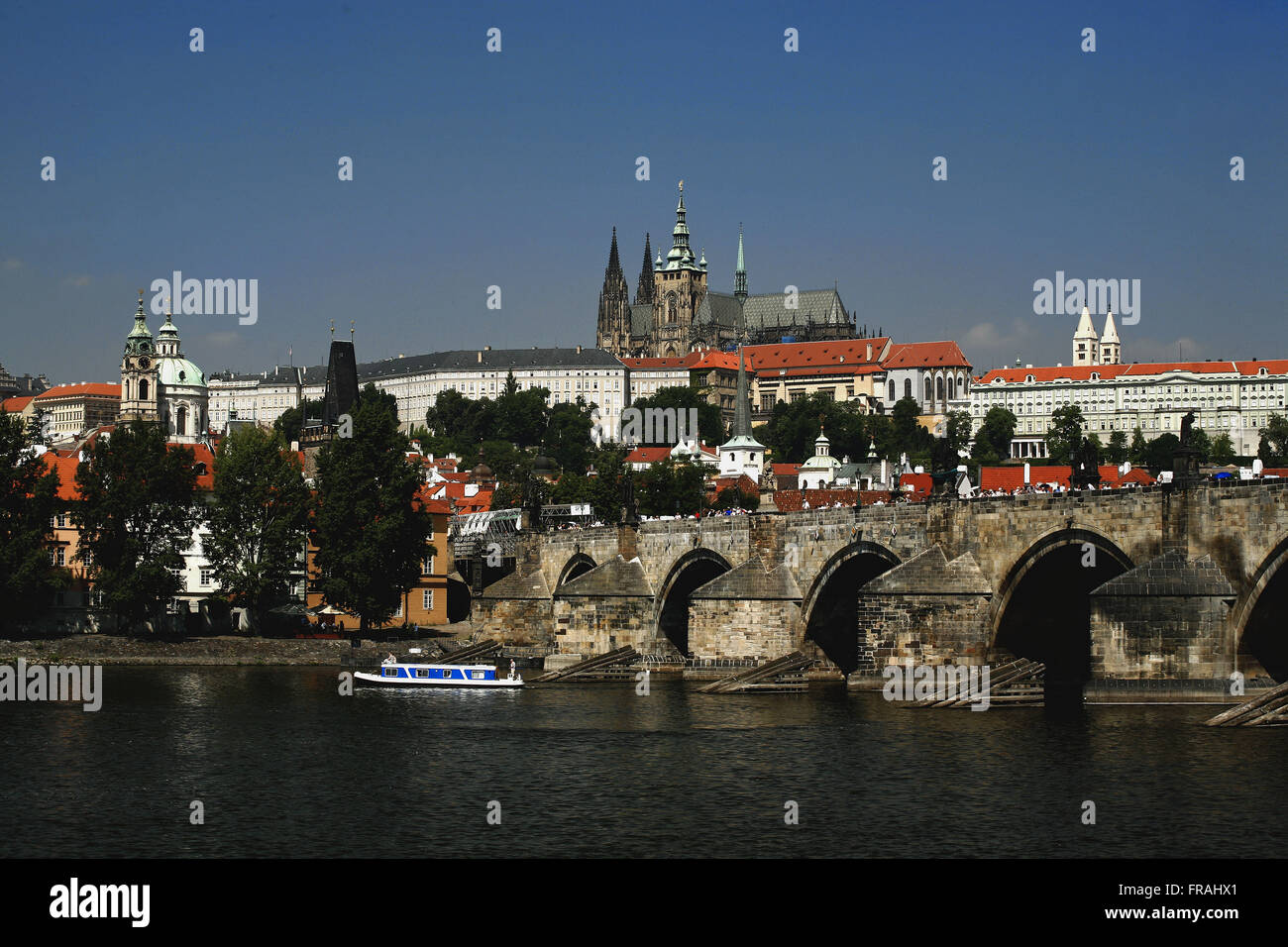 Il Ponte Carlo a Praga - castello medievale in background Foto Stock