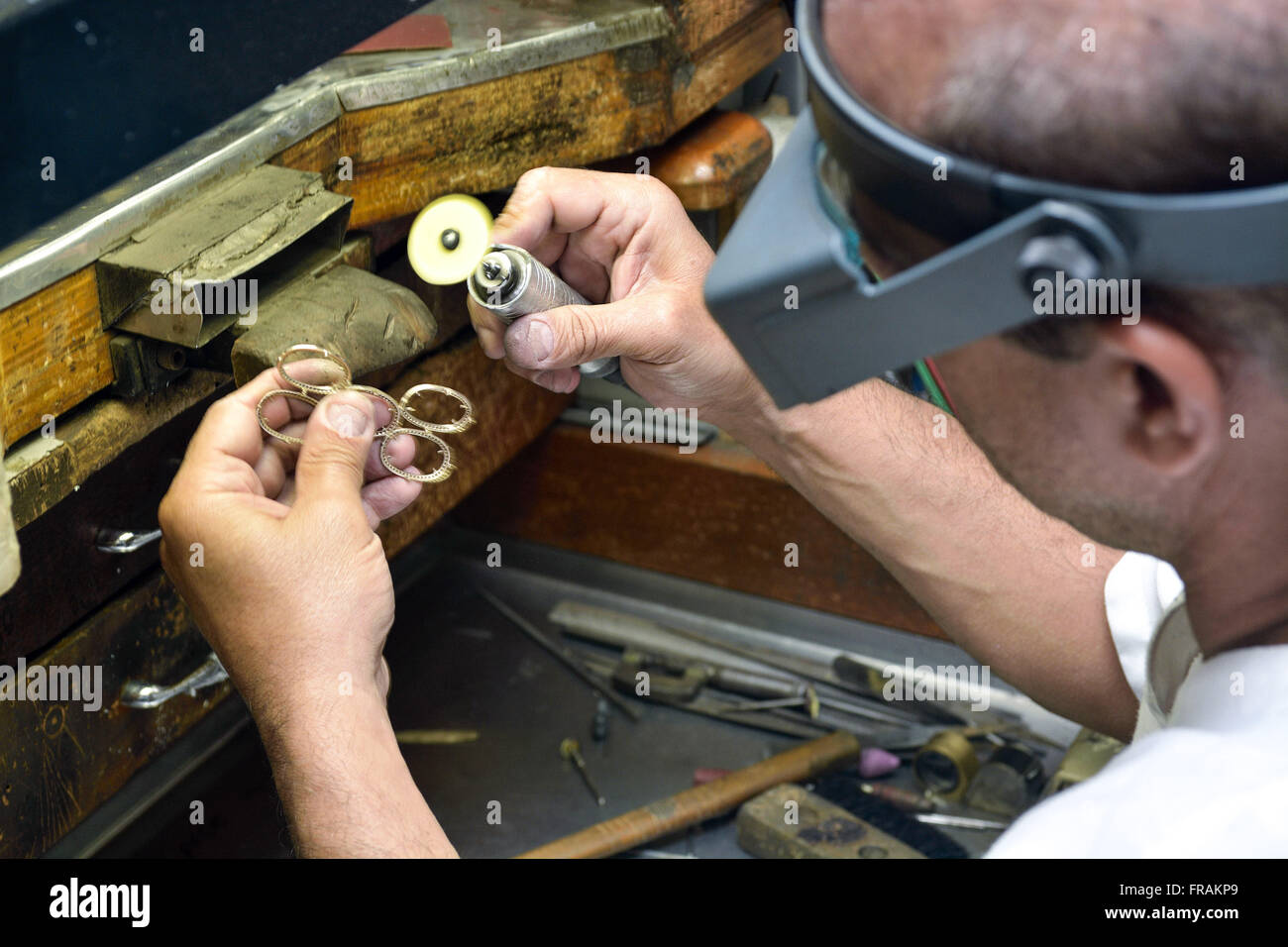 Goldsmith lavora nella produzione di gioielli Foto Stock