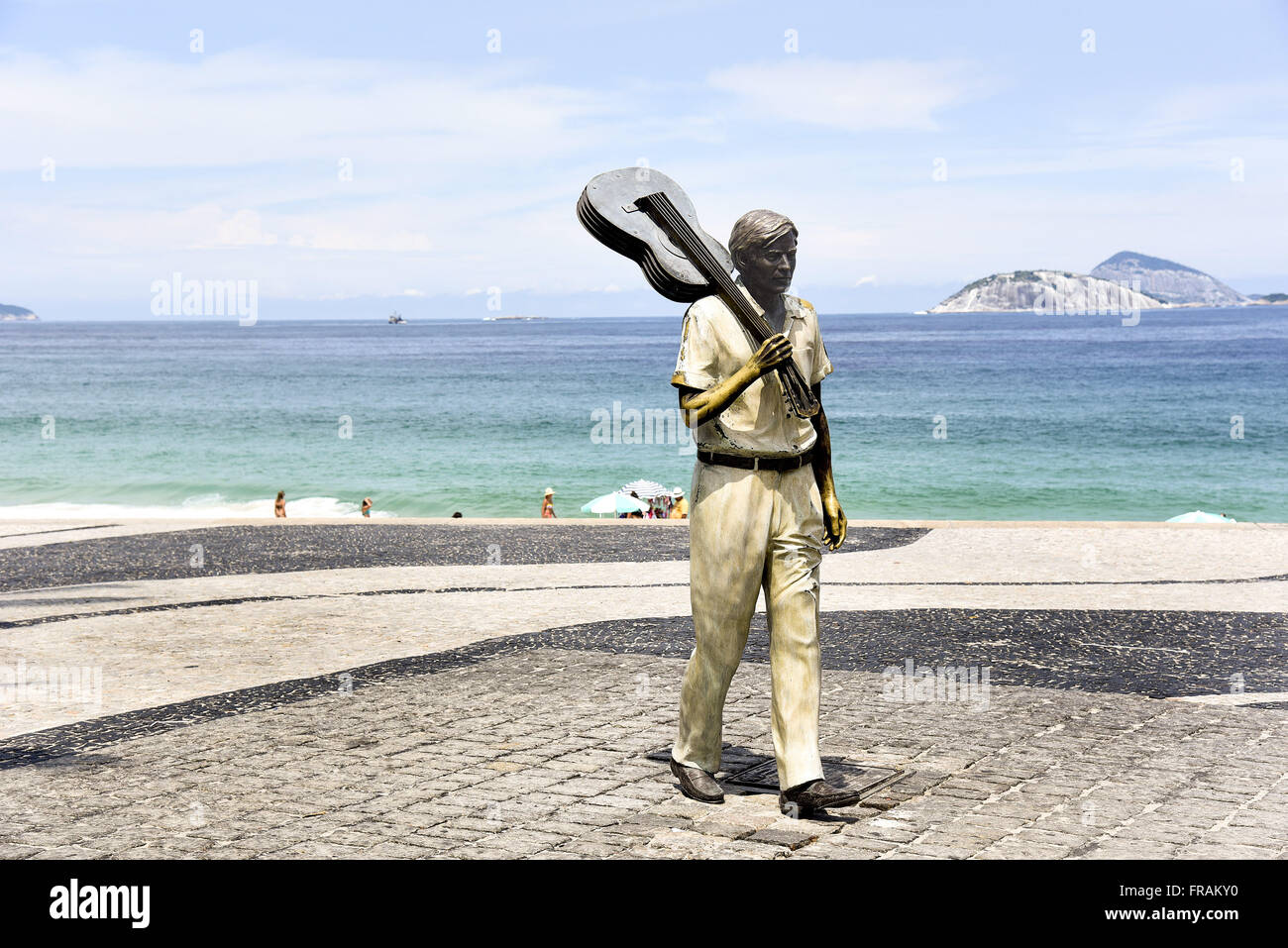 Tom Jobim statua del conduttore sul bordo della spiaggia di Ipanema, al  momento di Arpoador, lato sud Foto stock - Alamy