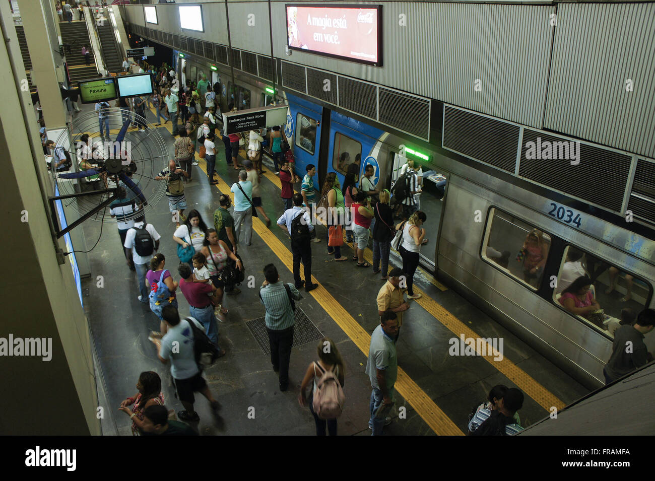 Operazioni di imbarco e di sbarco dei passeggeri della metropolitana presso la stazione del Brasile centrale Foto Stock