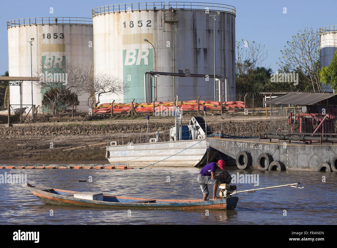 Il terminale di distribuzione del carburante sul fiume Madeira Foto Stock