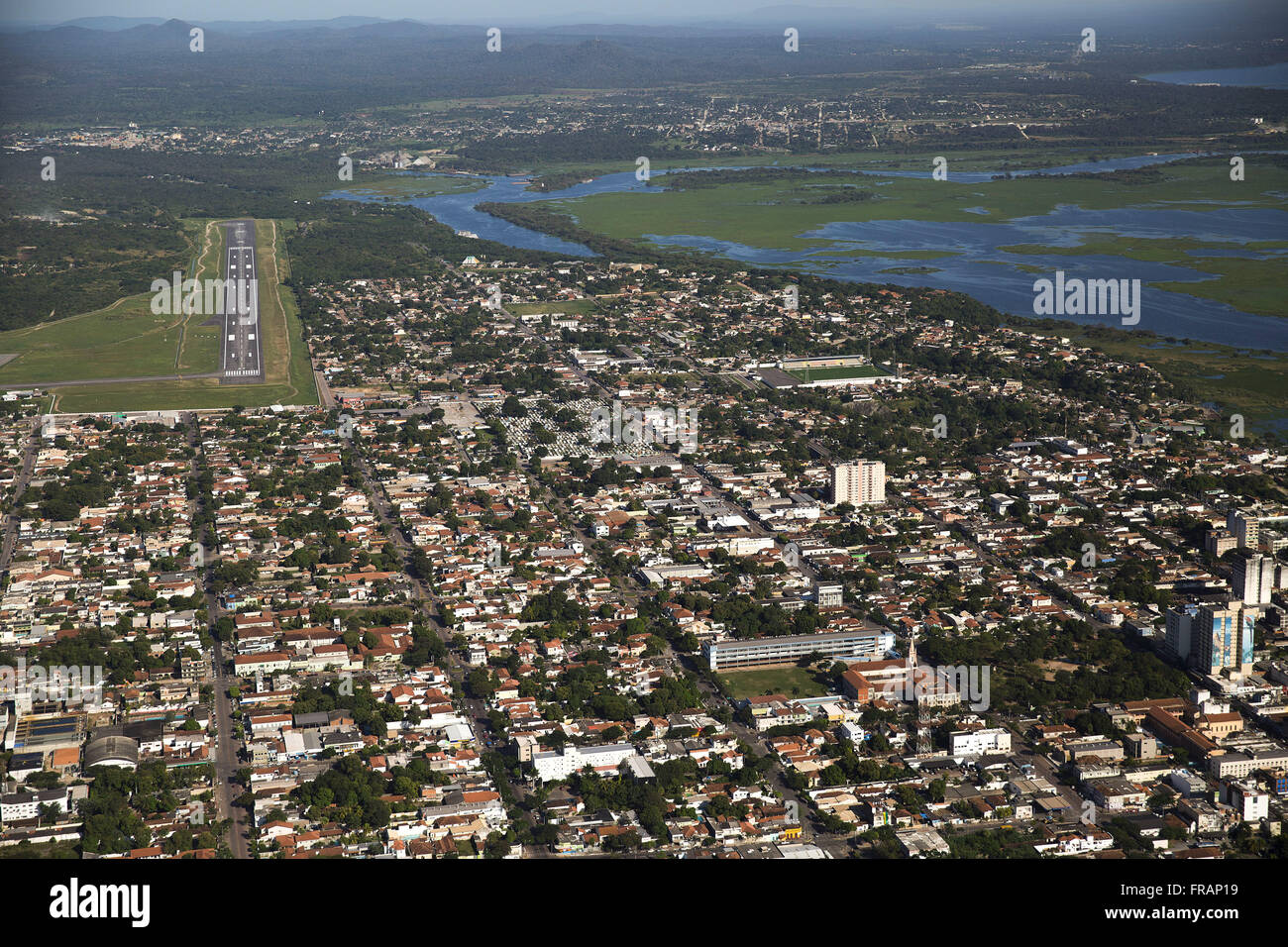 Vista aerea della città sulle rive del fiume Paraguay nel Pantanal Foto Stock