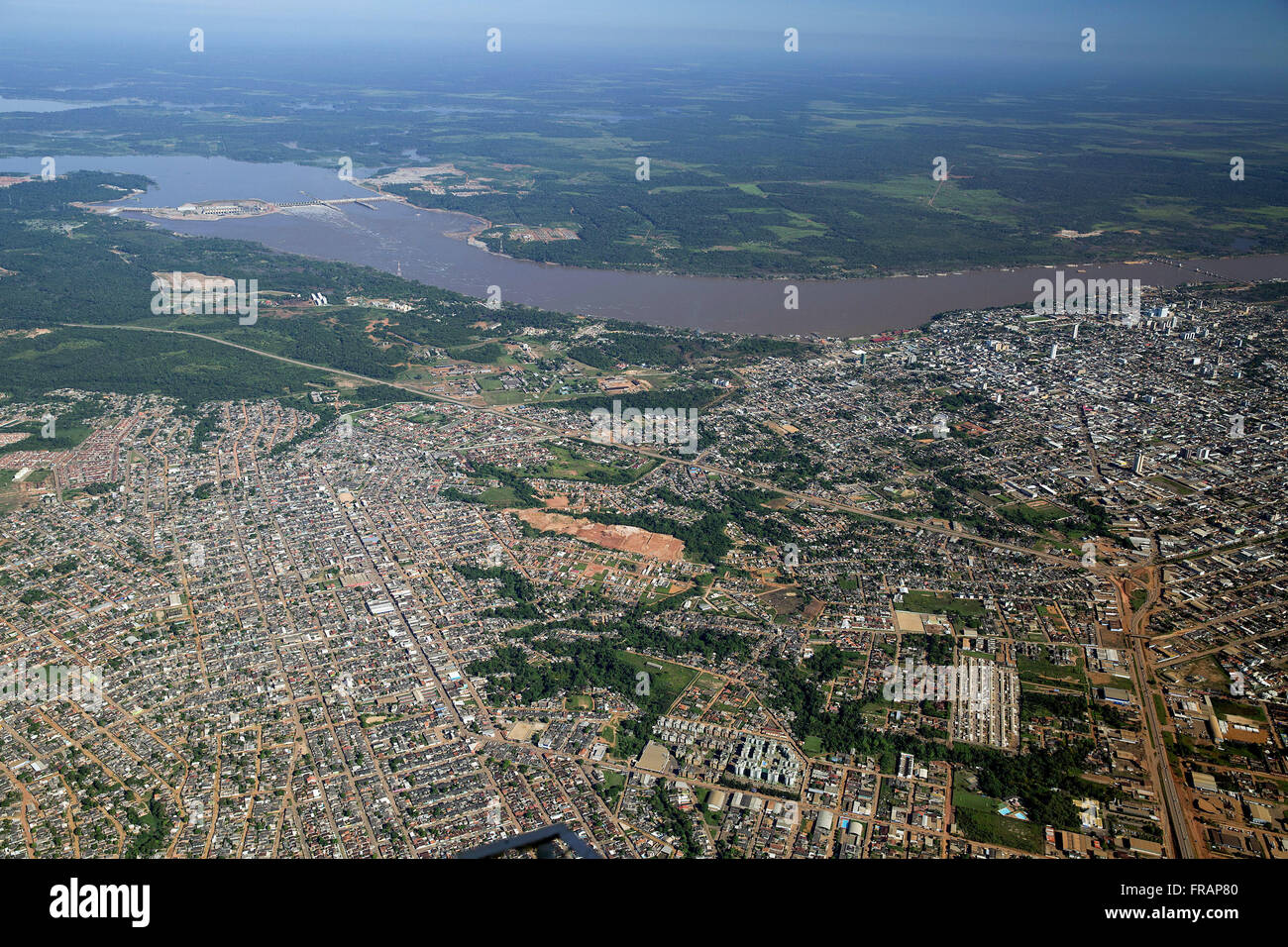 Vista aerea della crescita urbana con enfasi sul fiume Madeira in background Foto Stock